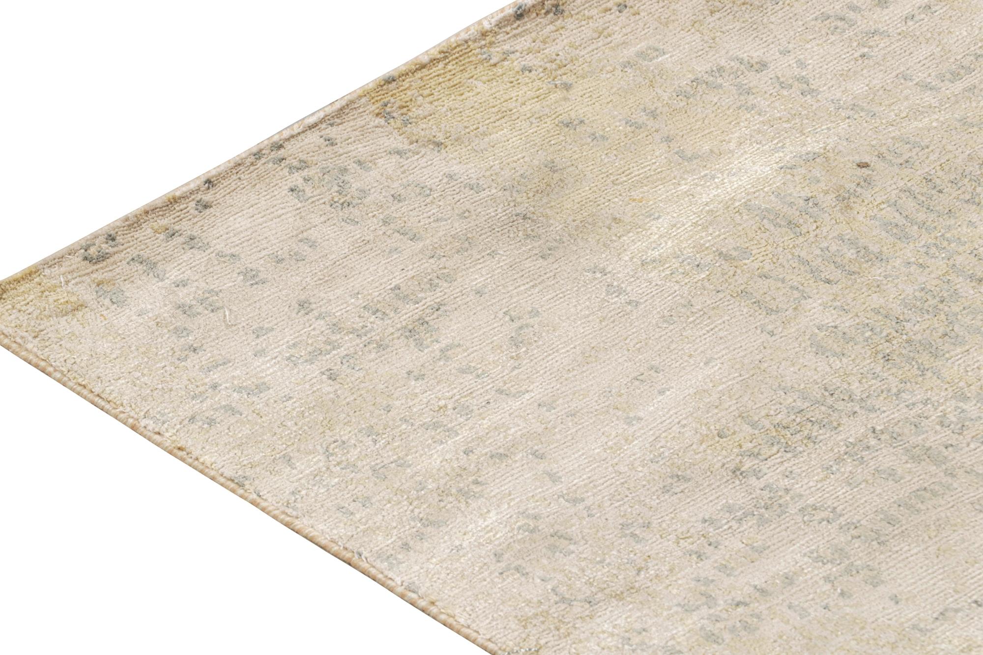 Annodato a mano Runner astratto di Rug & Kilim in grigio-argento con toni avorio in vendita