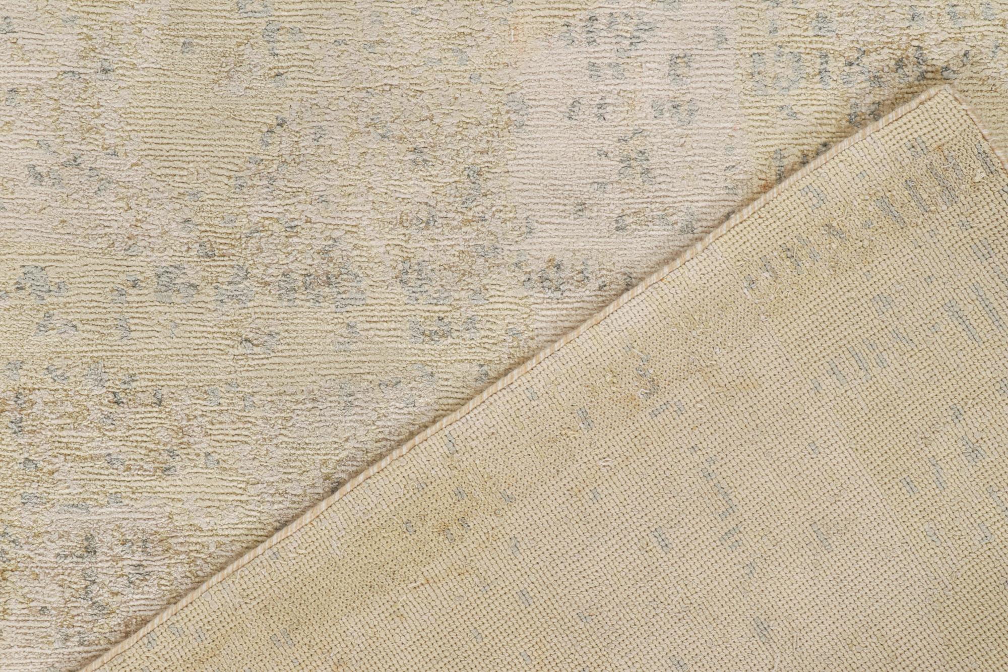 XXI secolo e contemporaneo Runner astratto di Rug & Kilim in grigio-argento con toni avorio in vendita