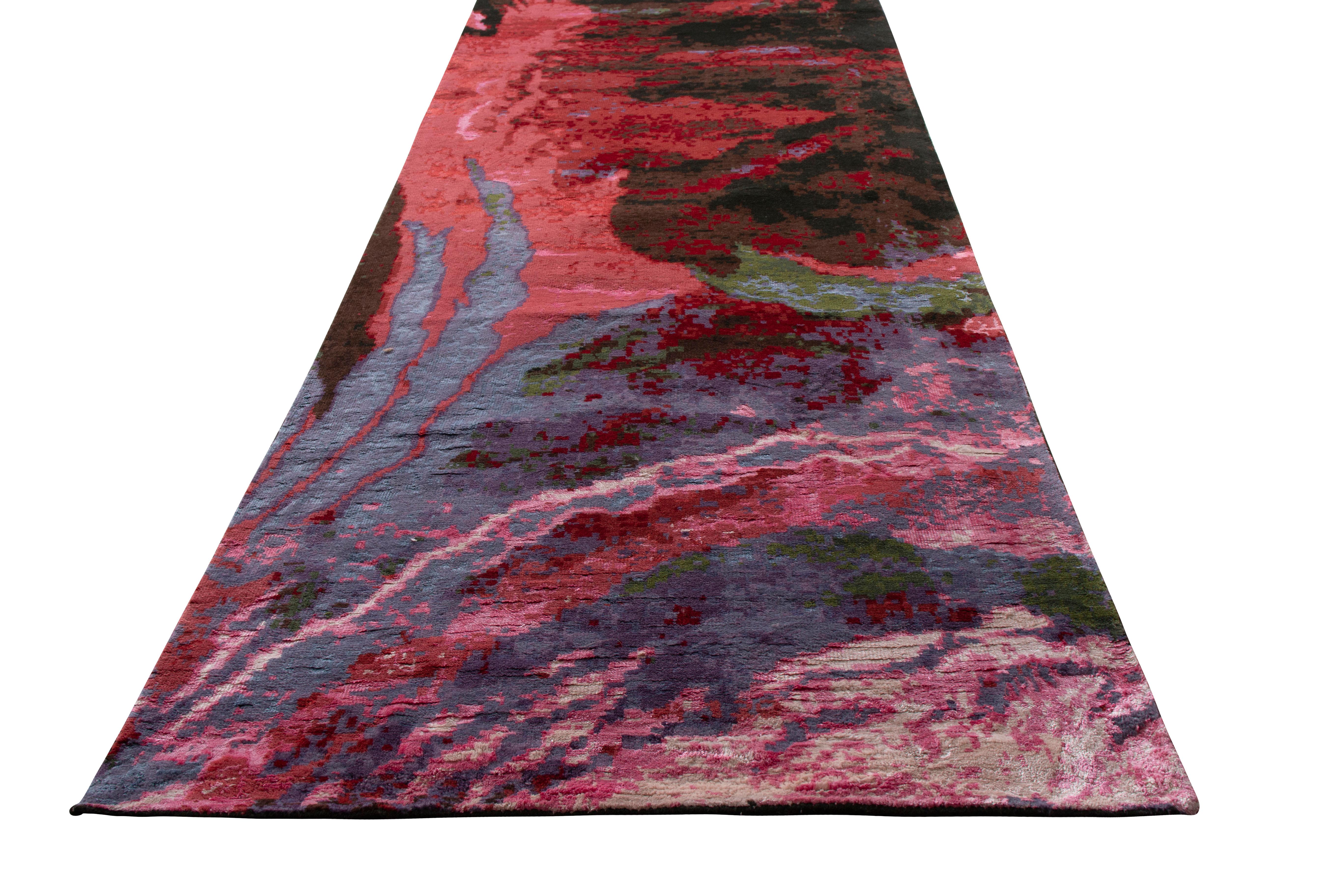 Noué à la main dans un mélange exclusif de laine et de soie lustrée, ce chemin de 3 x 15 rejoint les dernières innovations en matière de tapis abstraits de la collection New & Modern de Rug & Kilim, employant notre approche distinctive des motifs à