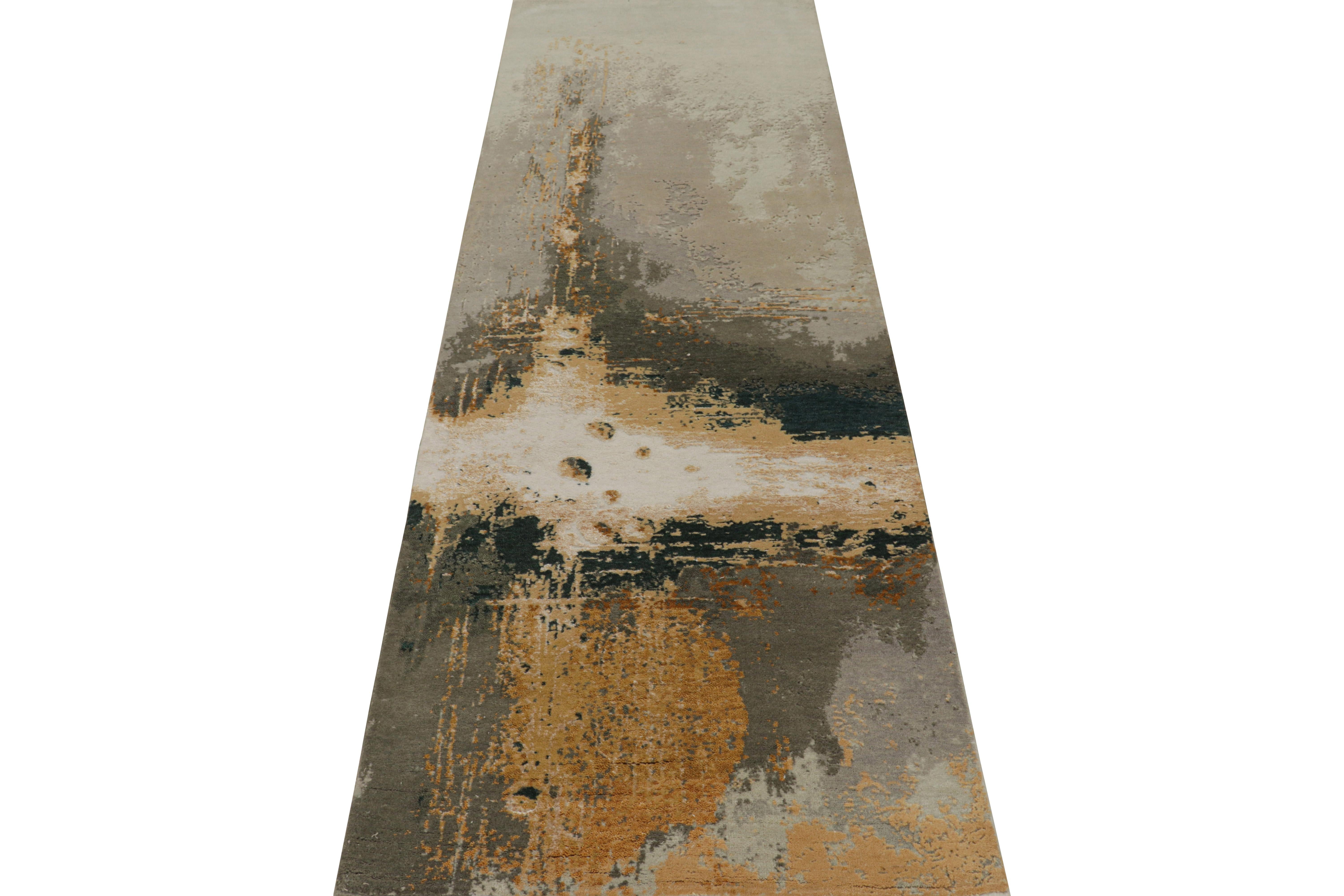 Annodato a mano Rug & Kilim: tappeto runner astratto in beige e oro con motivi geometrici in vendita