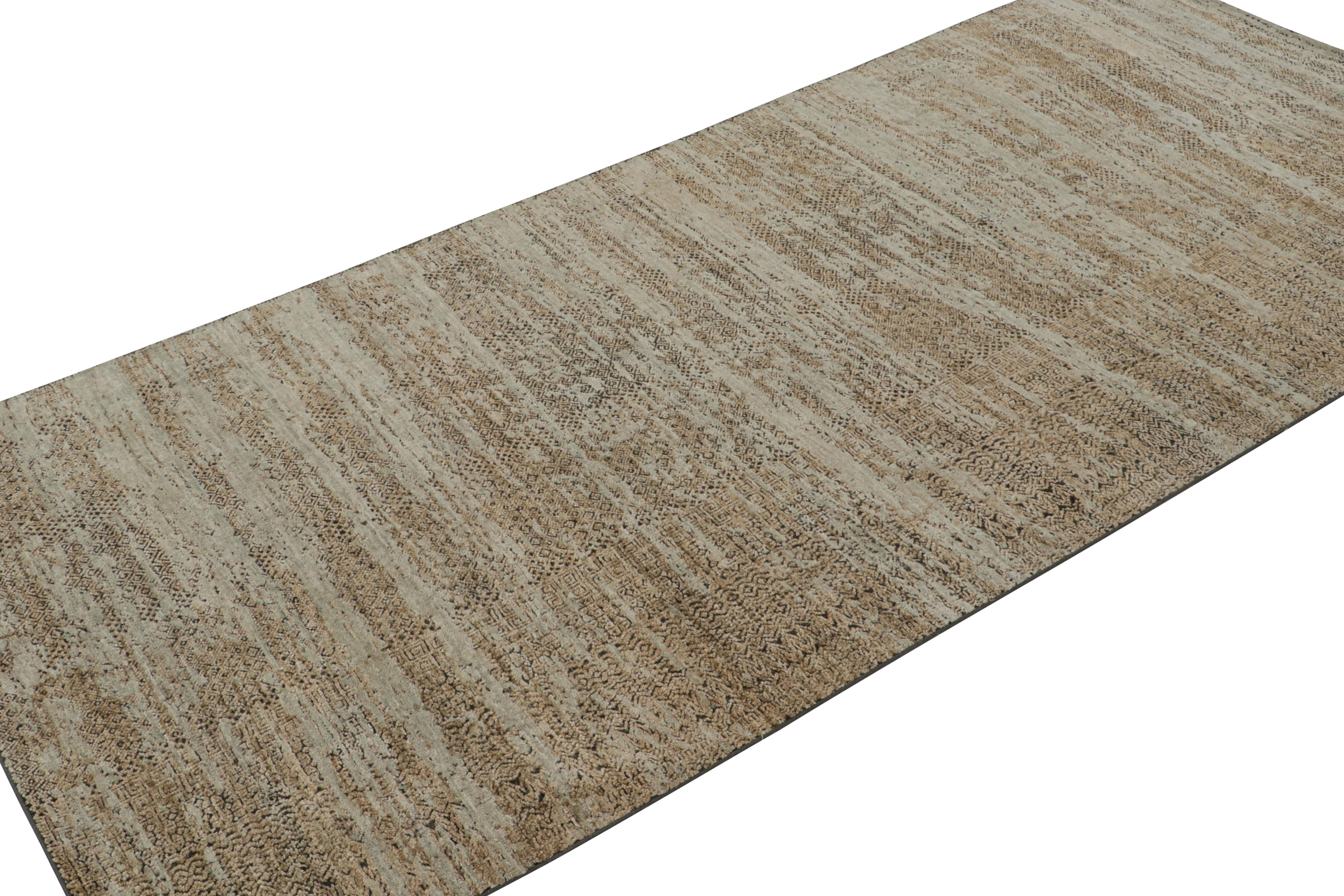 Dieser handgeknüpfte Teppich aus Wolle und Kunstseide im Format 4×9 aus der Modern Collection'S von Rug & Kilim ist ein Werk von schlichter Eleganz und subtiler Komplexität.  geometrisches Muster.  

Über das Design: 

Ein Spiel von Beige-Braun mit