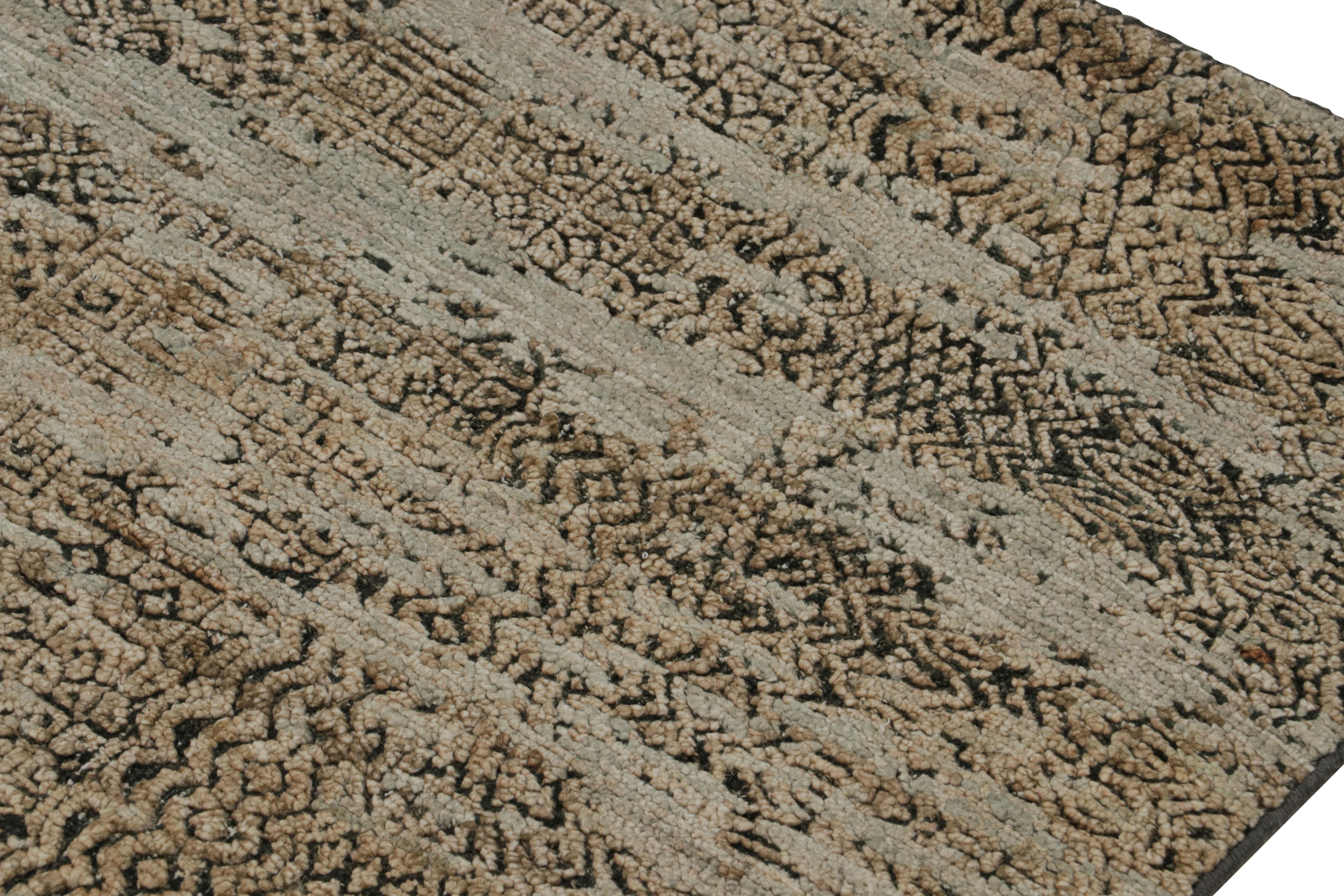 Annodato a mano Rug & Kilim’s Abstract Runner Rug in Beige-Brown with Geometric Patterns in vendita