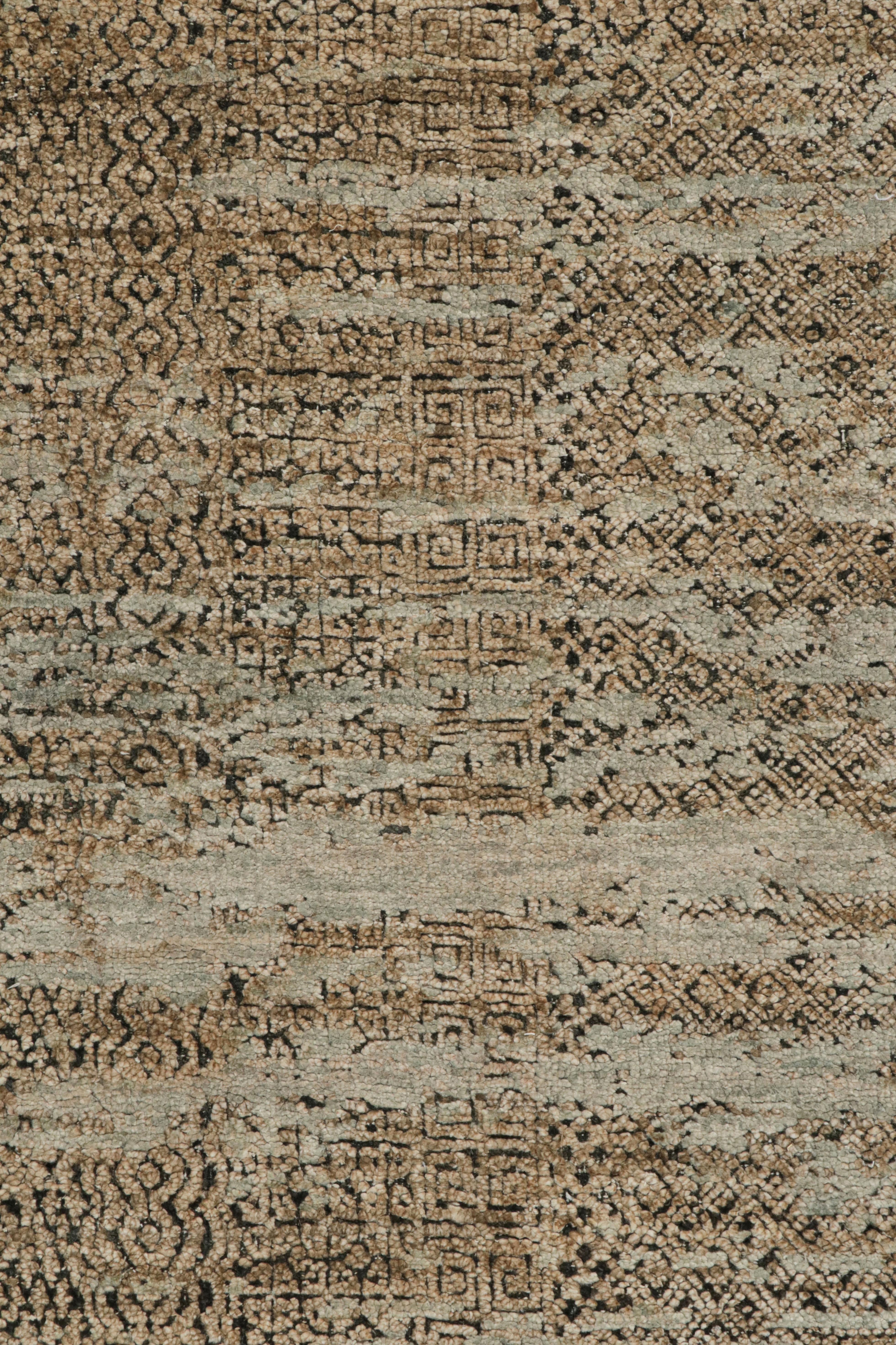 Abstrakter Läufer von Rug & Kilim in Beige-Braun mit geometrischen Mustern im Zustand „Neu“ im Angebot in Long Island City, NY