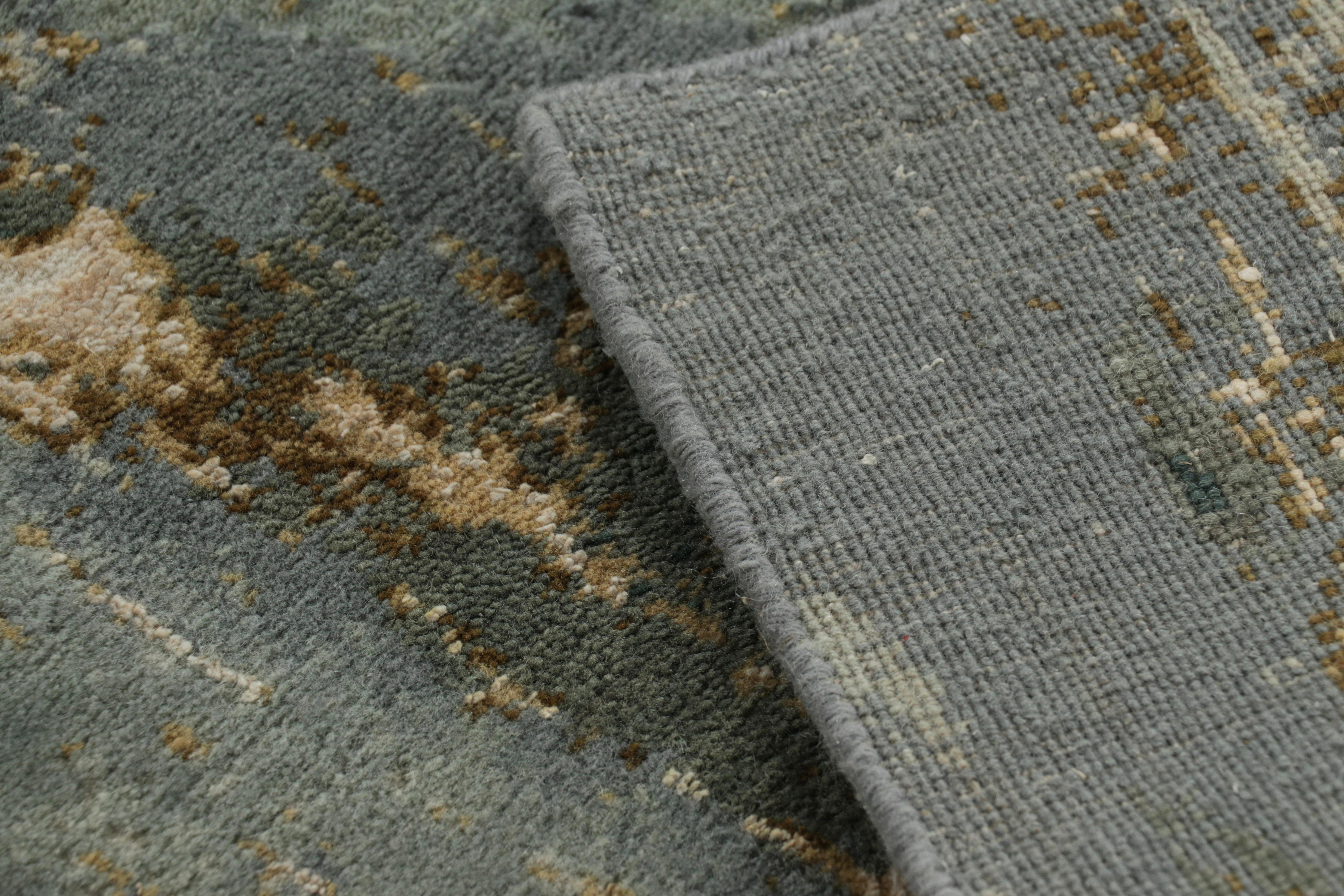 Alfombra de calle abstracta Rug & Kilim con motivos grises, dorados y azules Lana en venta