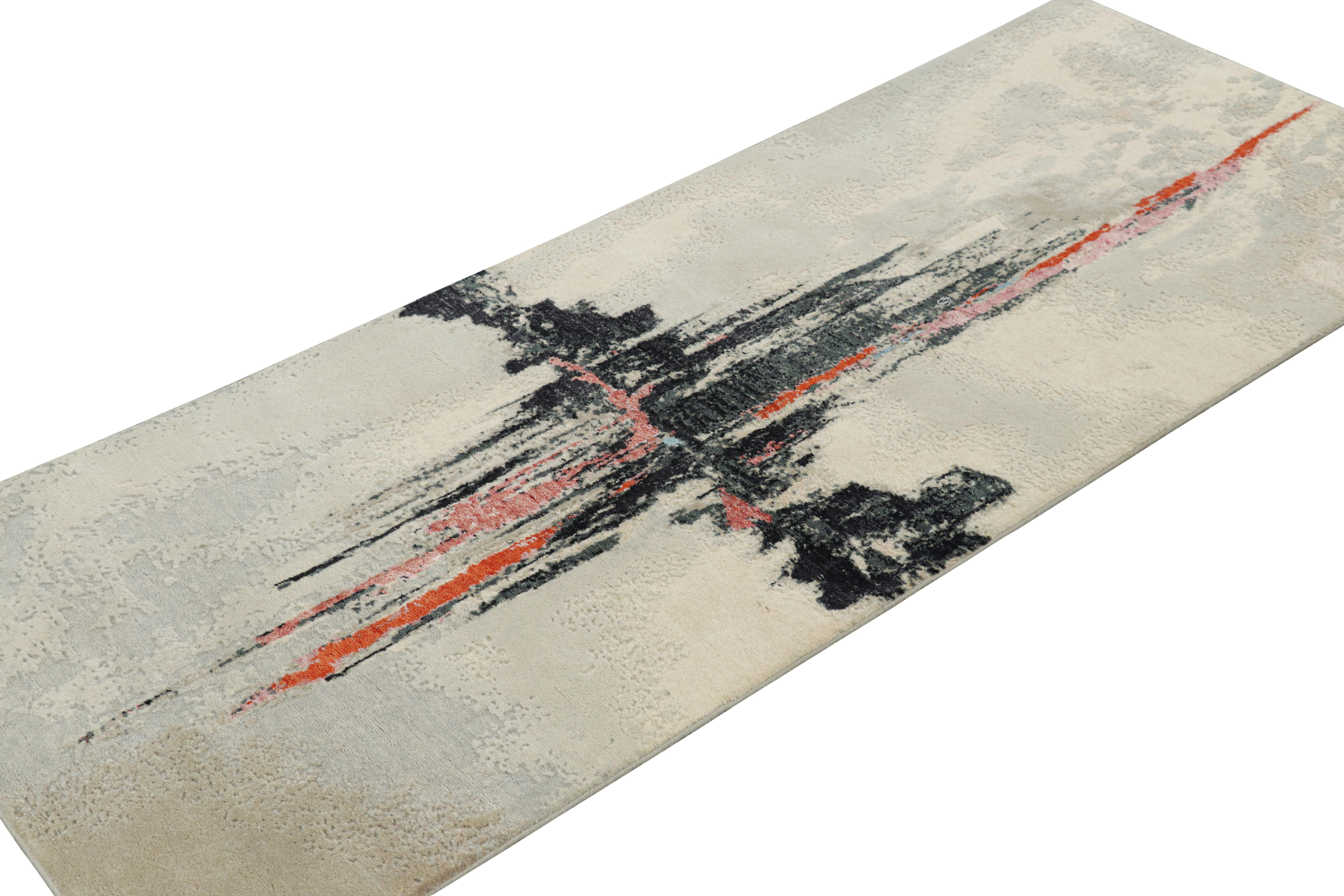 Abstrakter Läufer von Rug & Kilim in Weiß mit schwarzem und rotem geometrischem Muster (Handgeknüpft) im Angebot