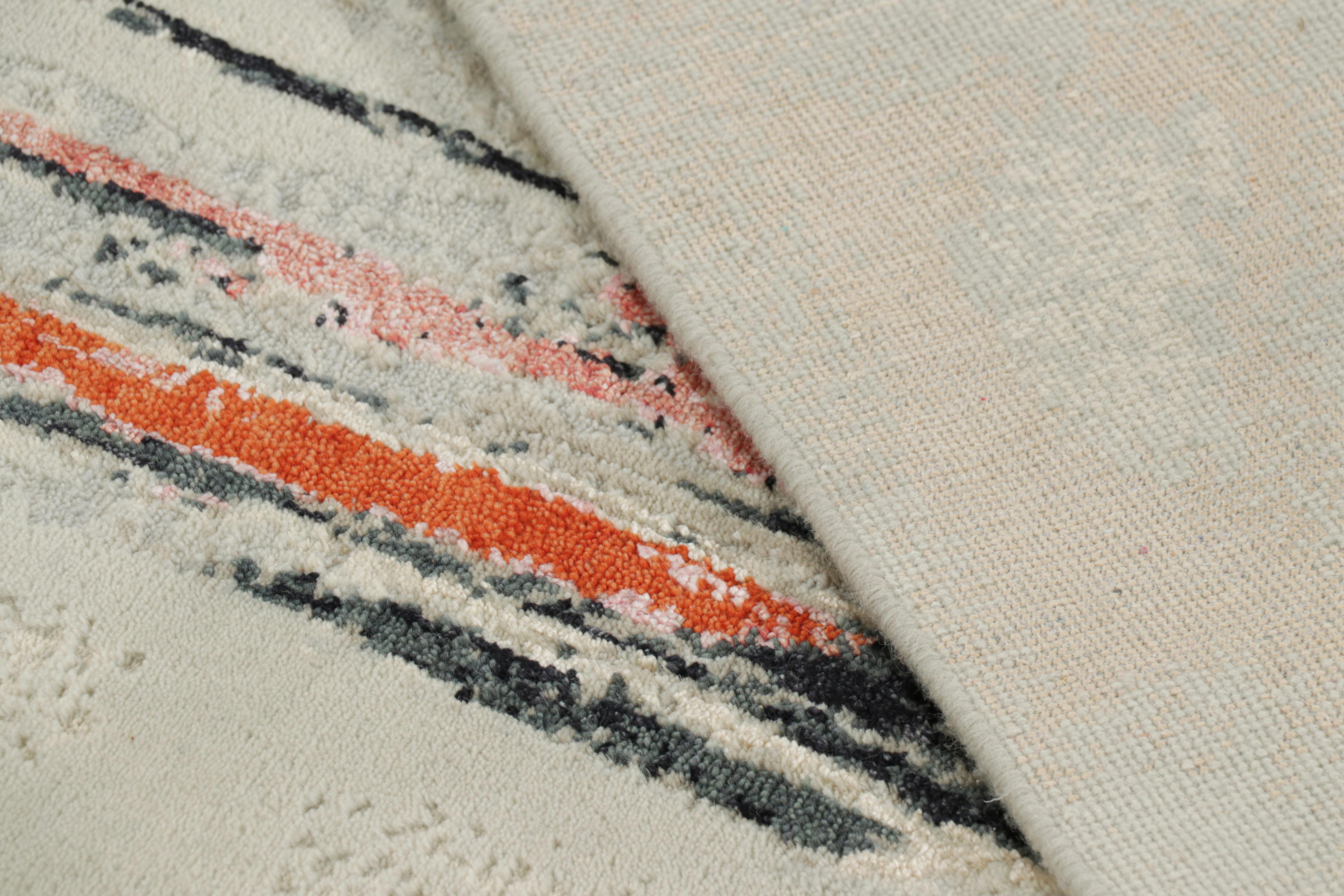 Abstrakter Läufer von Rug & Kilim in Weiß mit schwarzem und rotem geometrischem Muster (21. Jahrhundert und zeitgenössisch) im Angebot