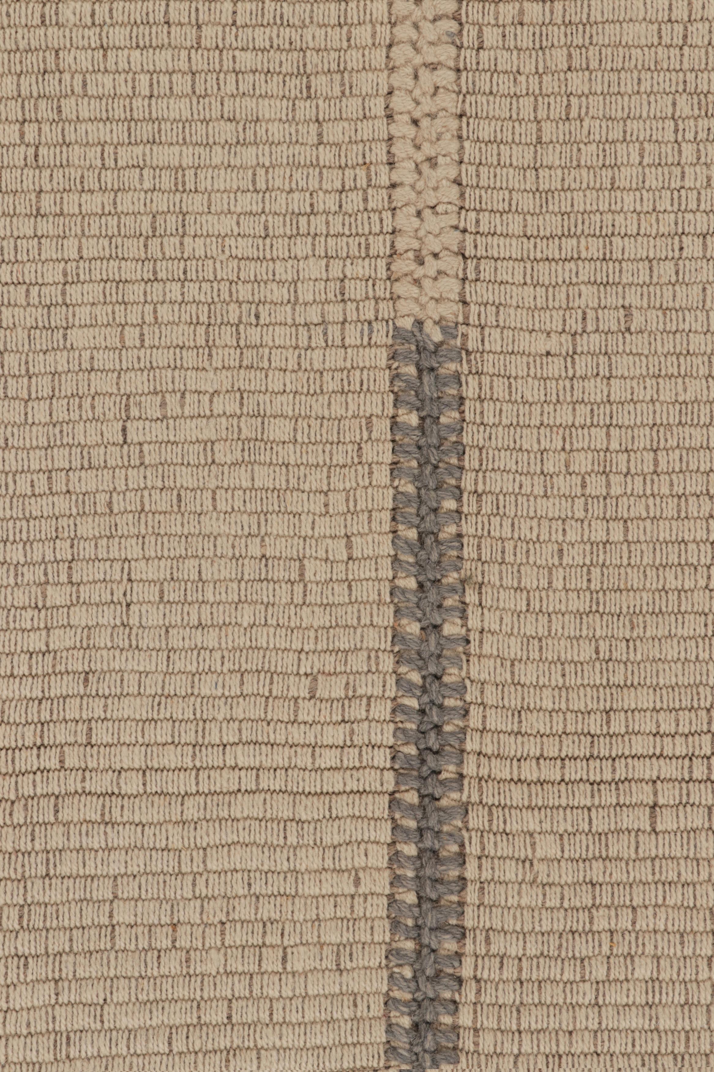 Moderno Rug & Kilim è un tappeto d'accento Kilim e quadrato a strisce color crema, con accenti grigi. in vendita