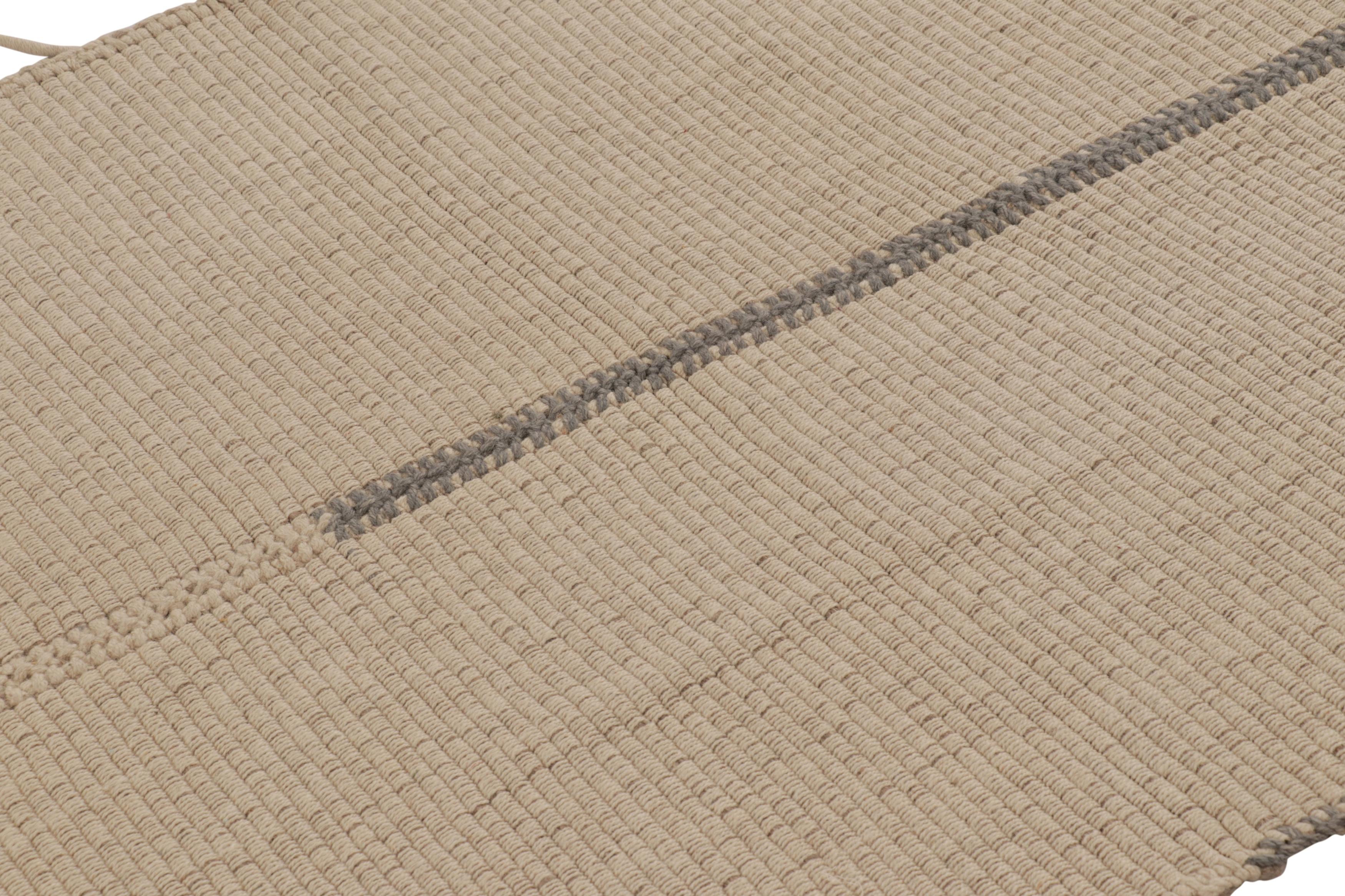 Tessuto a mano Rug & Kilim è un tappeto d'accento Kilim e quadrato a strisce color crema, con accenti grigi. in vendita
