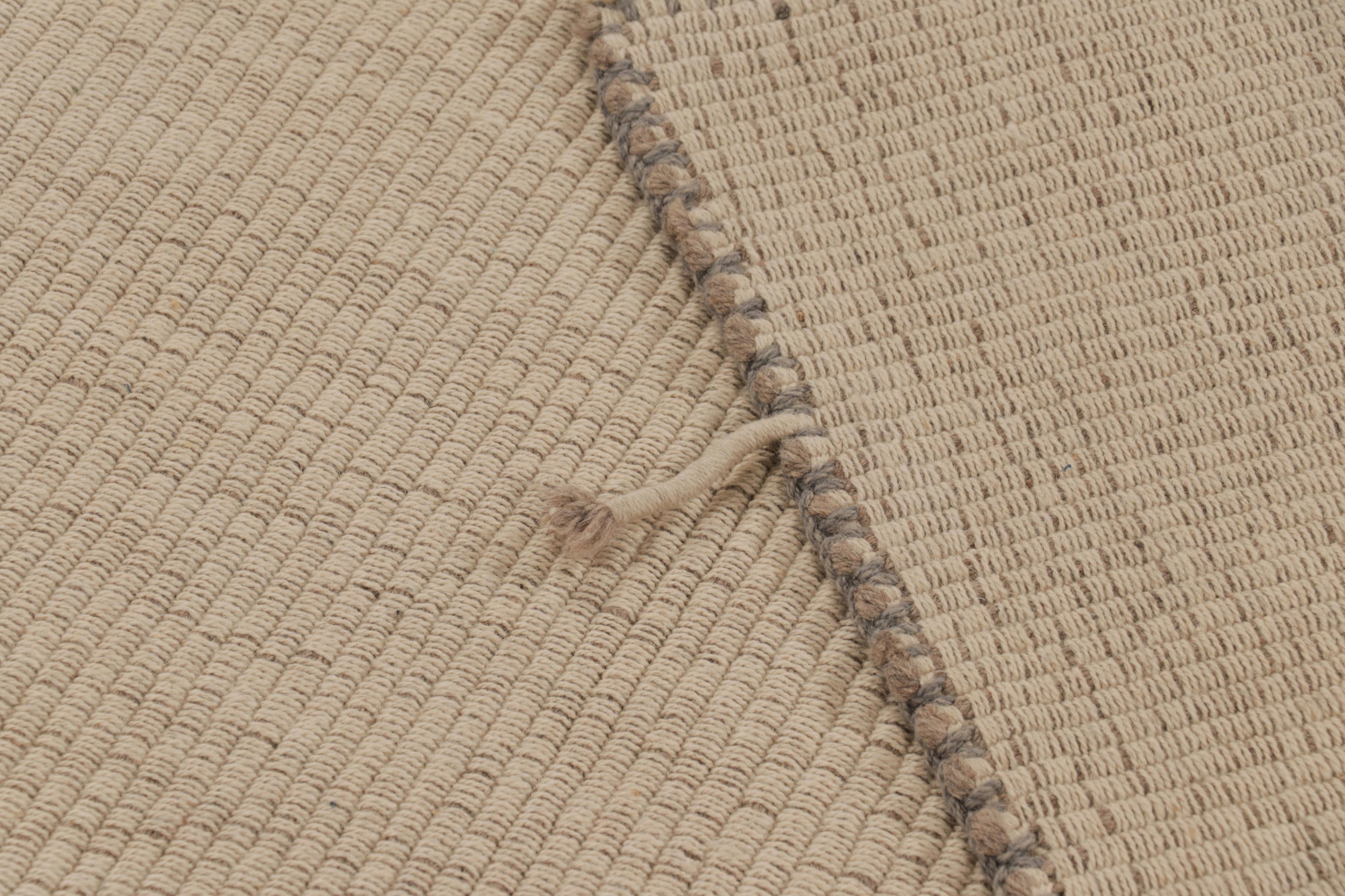 Rug & Kilim è un tappeto d'accento Kilim e quadrato a strisce color crema, con accenti grigi. In condizioni Nuovo in vendita a Long Island City, NY