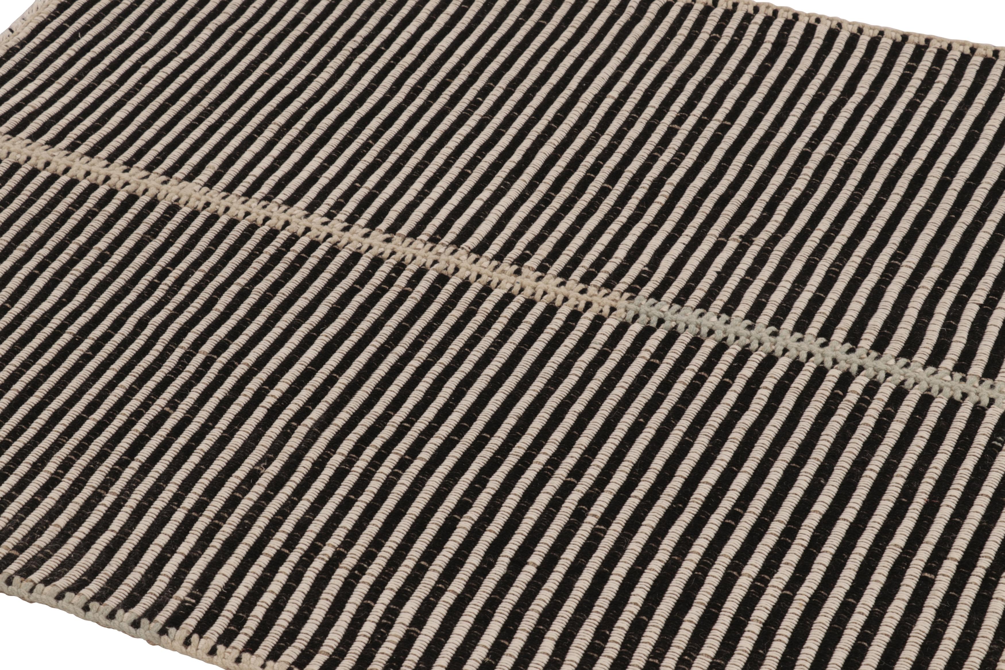 Tejido a mano en lana, este kilim contemporáneo de 4x5 es de una nueva y emocionante colección de tejido plano a medida de Rug & Kilim. 

Sobre el diseño:
