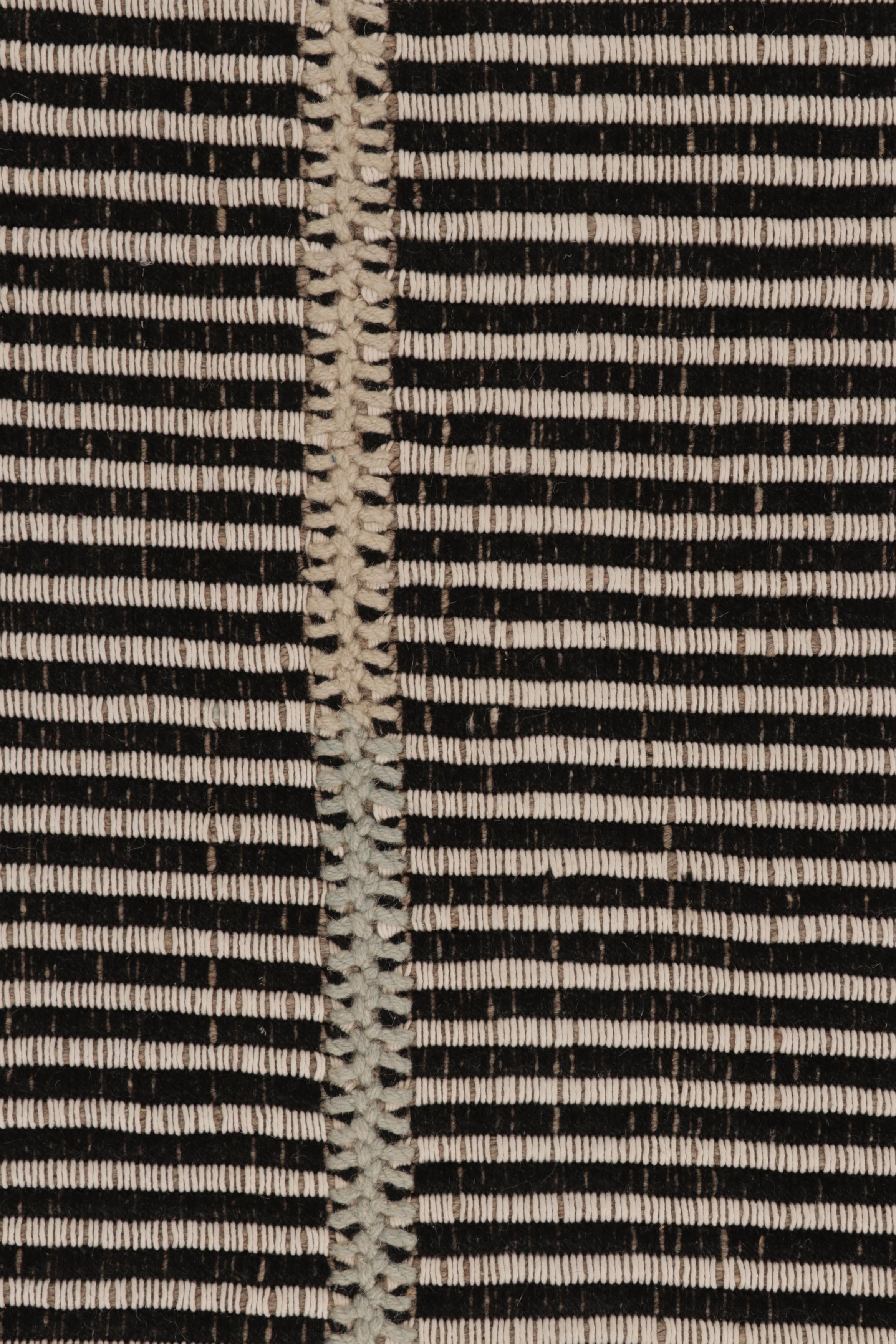 Kilim de acento de Rug & Kilim, rayas texturadas en beige y negro Moderno en venta