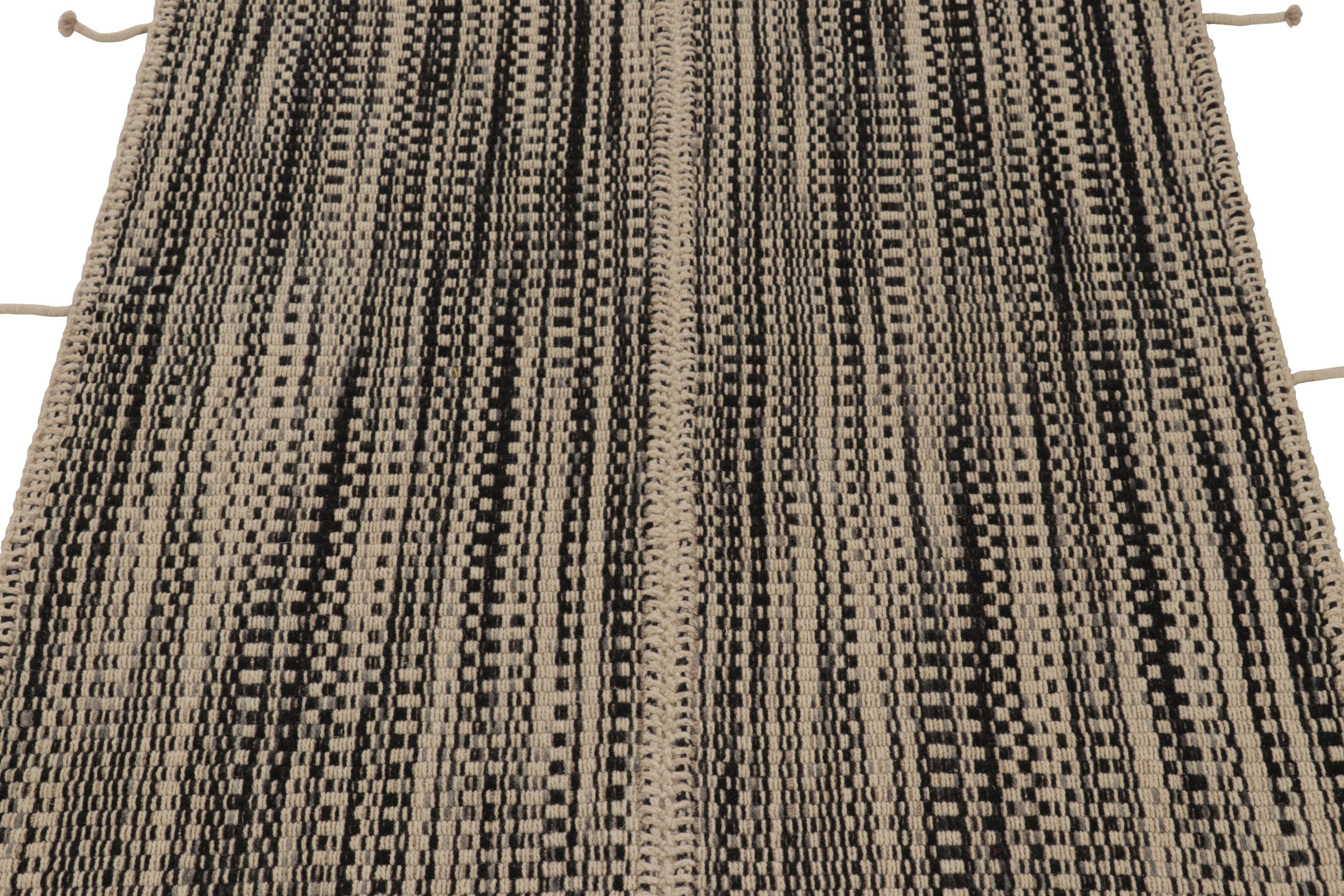 Kilim de acento de Rug & Kilim, rayas texturadas en beige y negro Moderno en venta