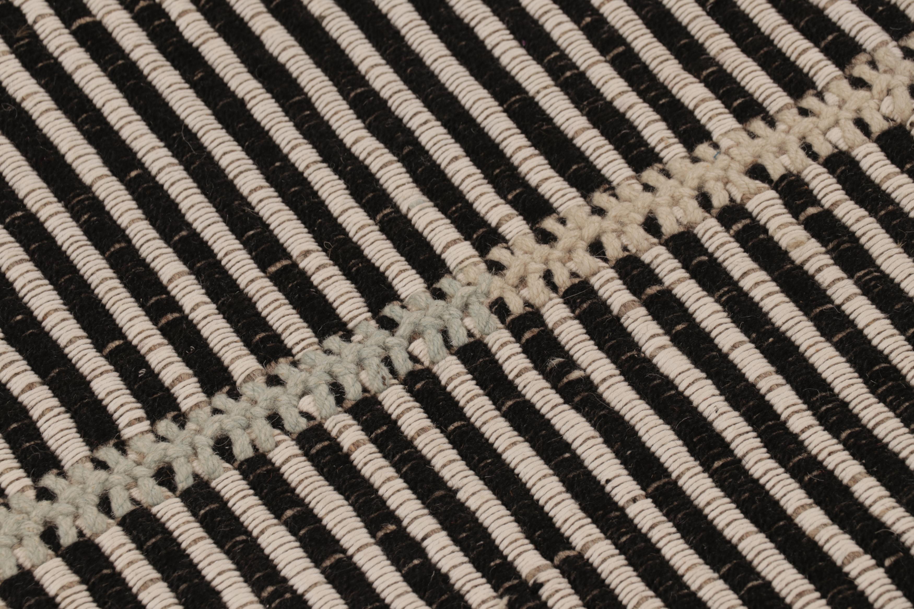 Kilim de acento de Rug & Kilim, rayas texturadas en beige y negro Anudado a mano en venta