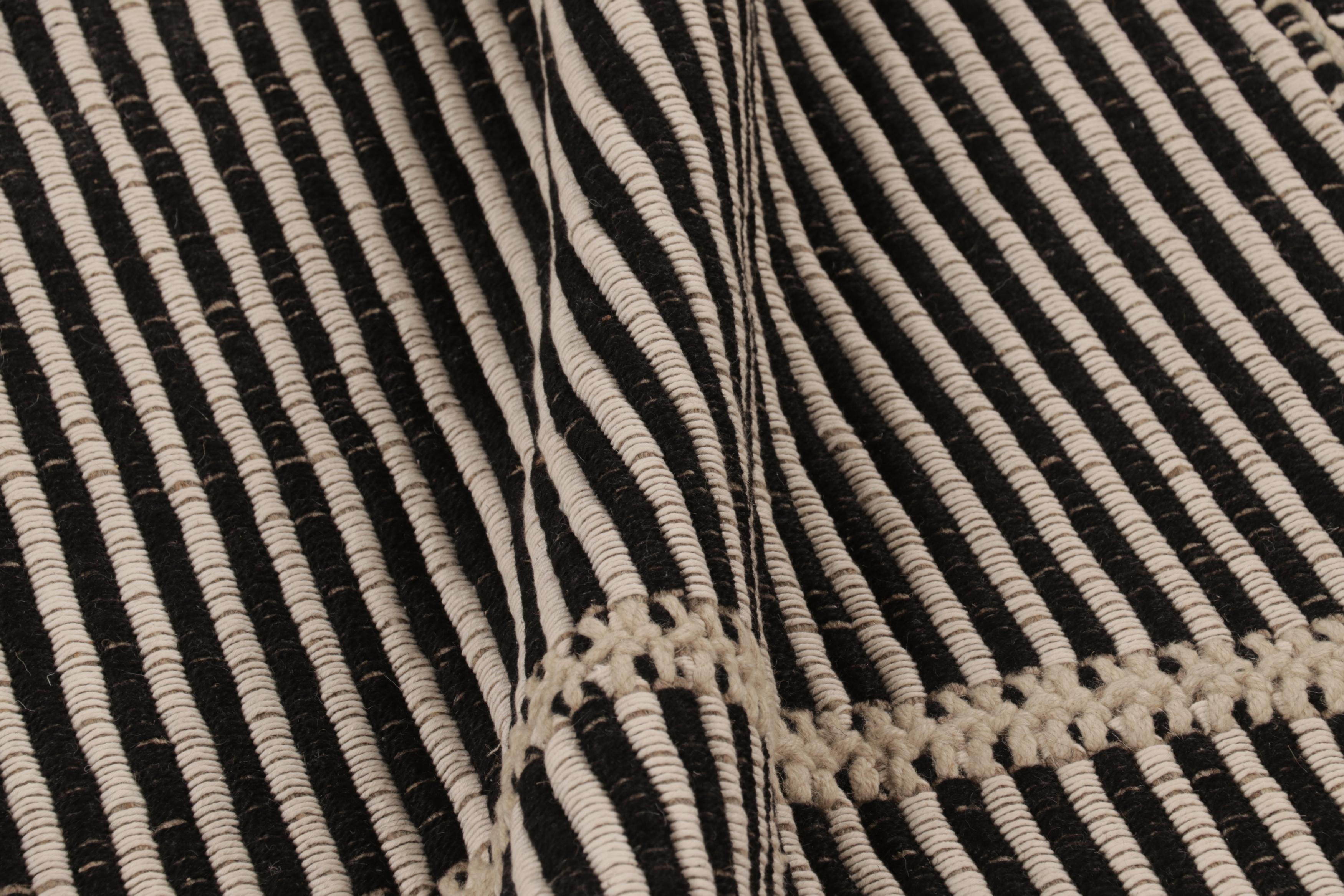 Kilim de acento de Rug & Kilim, rayas texturadas en beige y negro en Nuevo estado para la venta en Long Island City, NY