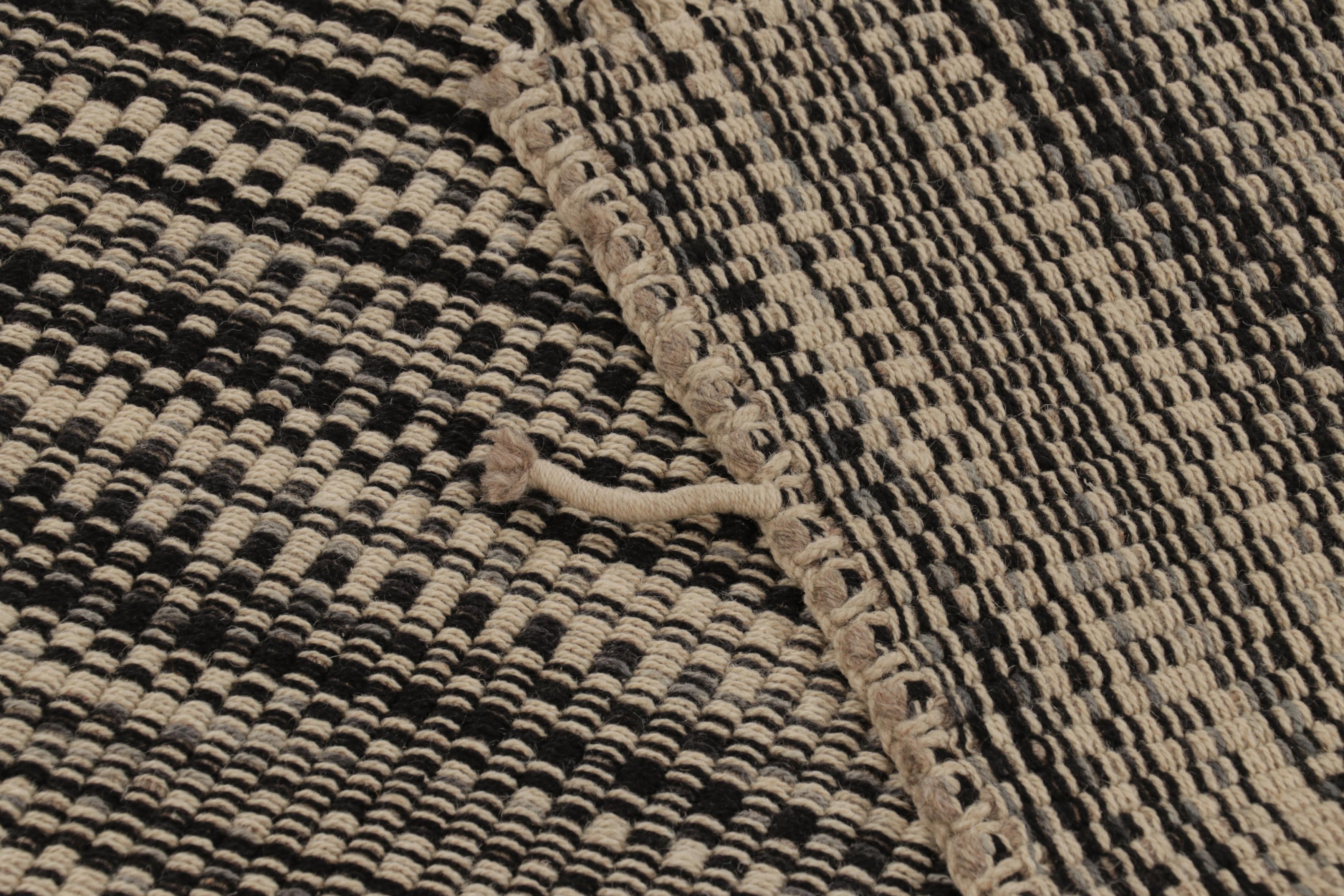 Kilim de acento de Rug & Kilim, rayas texturadas en beige y negro Siglo XXI y contemporáneo en venta