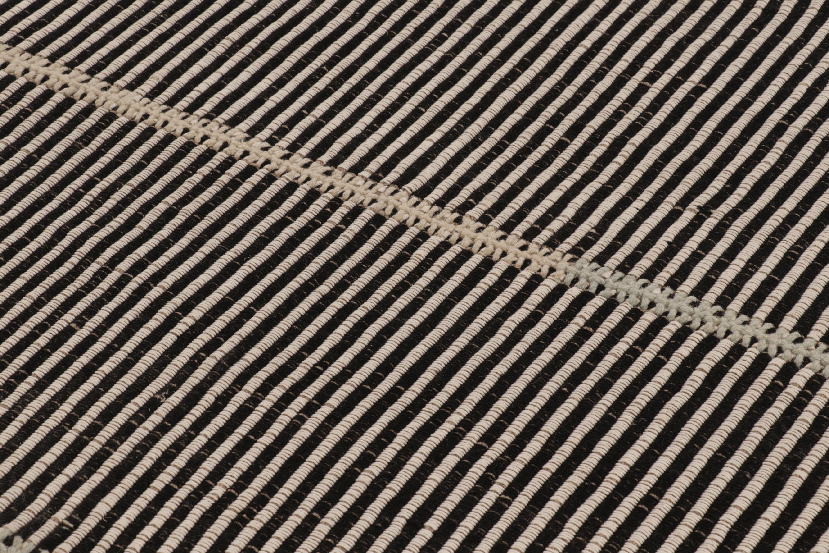 Kilim de acento de Rug & Kilim, rayas texturadas en beige y negro Lana en venta