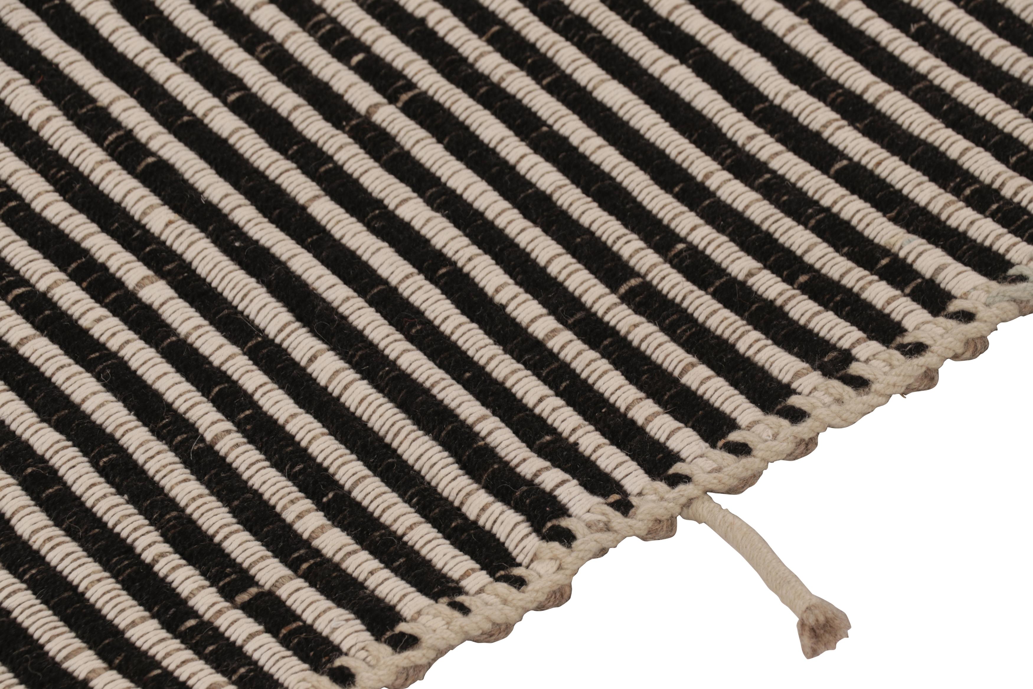 Kilim de acento de Rug & Kilim, rayas texturadas en beige y negro en venta 1
