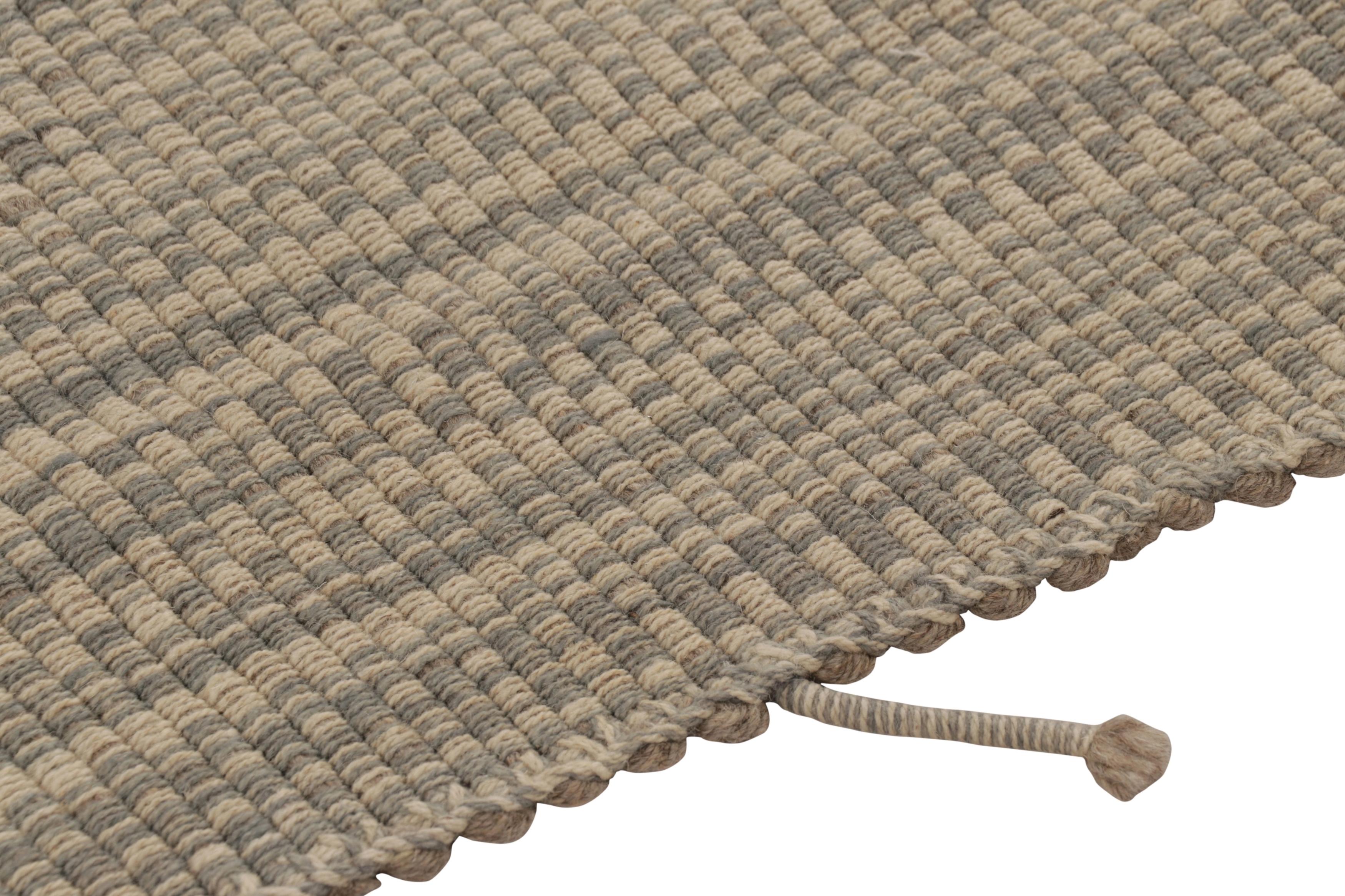 Dieser moderne 3x4-Kilim aus handgewebter Wolle stammt aus einer aufregenden neuen Flachgewebekollektion von Rug & Kilim, die nach Maß gefertigt wird. 

Über das Design:
