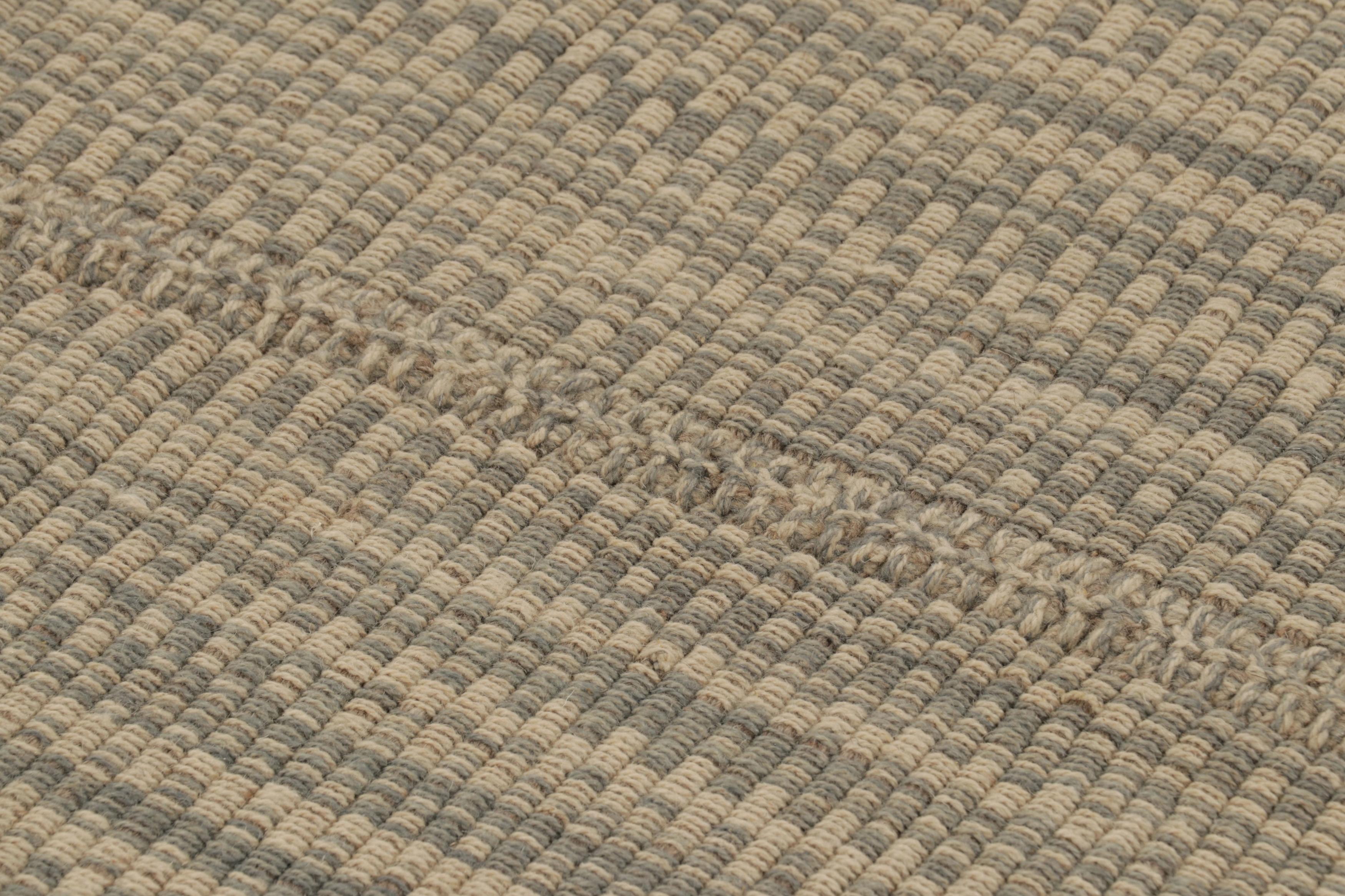 Moderne Rug & Kilim's Accent Kilim, Beige and Gray Textural Stripes (tapis d'accent Kilim, rayures texturées beiges et grises) en vente