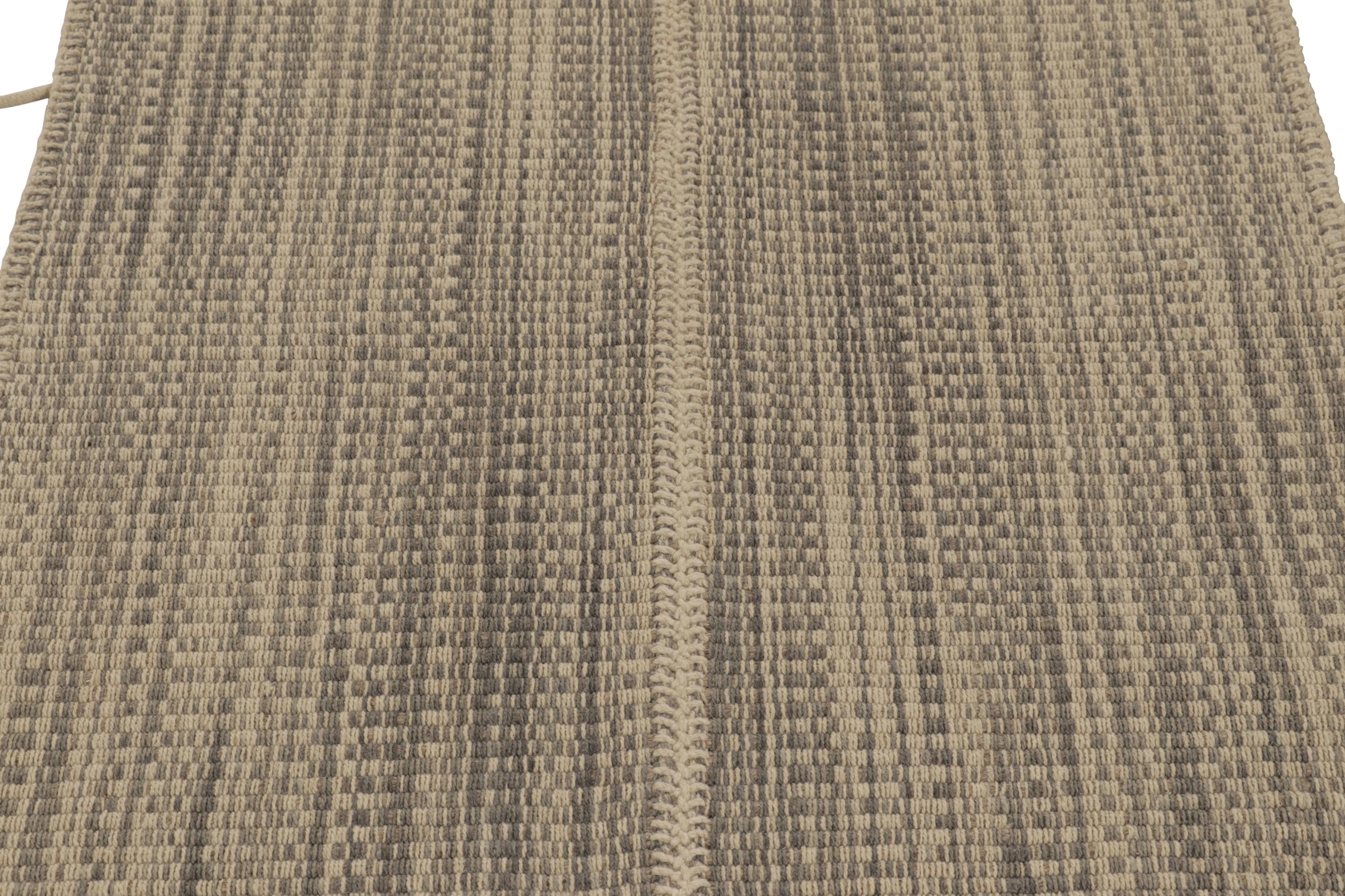 Moderne Rug & Kilim's Accent Kilim, Beige and Gray Textural Stripes (tapis d'accent Kilim, rayures texturées beiges et grises) en vente