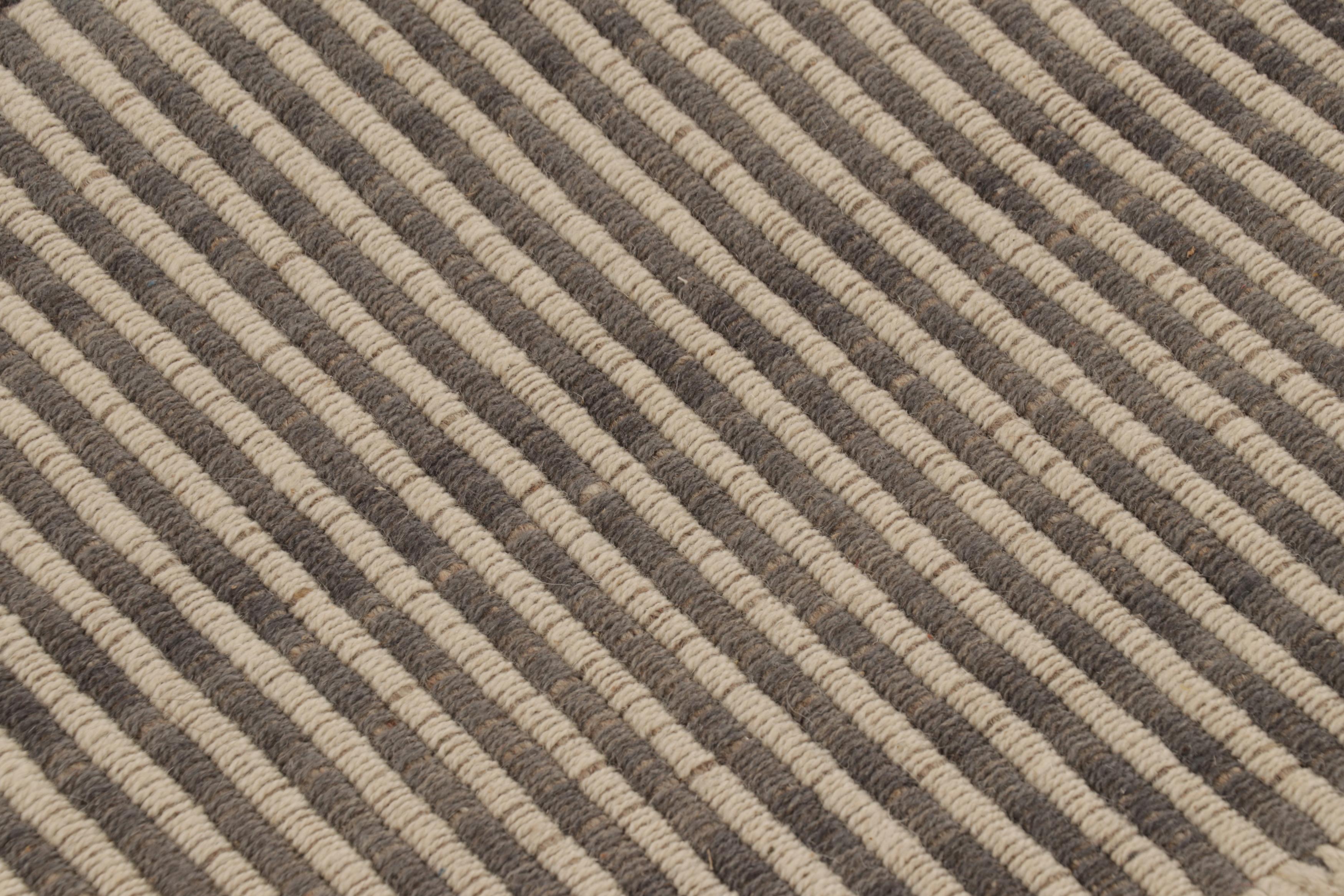 Rug & Kilim's Akzent-Kilim, Beige und Graue Struktur-Streifen (Afghanisch) im Angebot