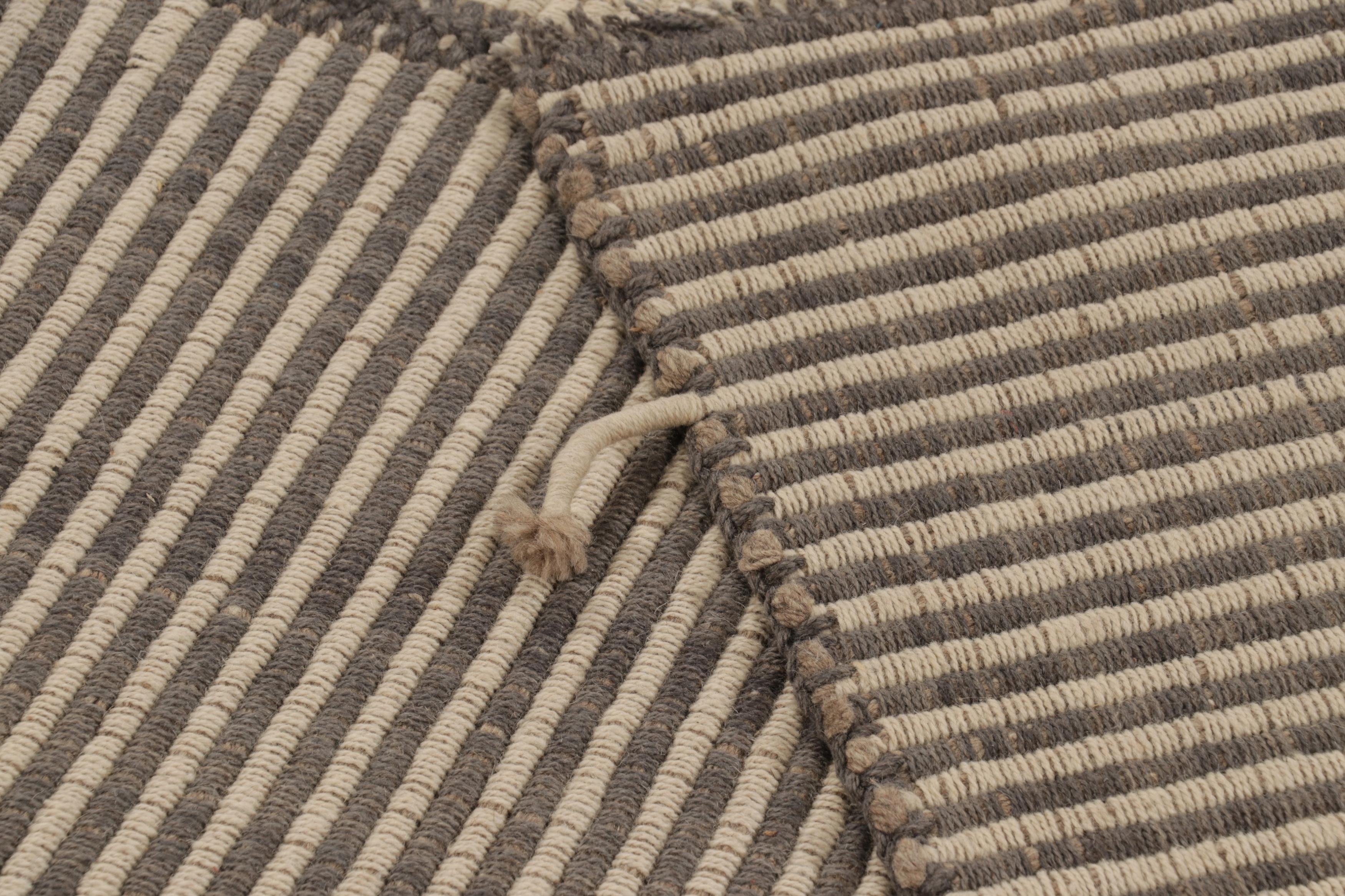 Rug & Kilim's Akzent-Kilim, Beige und Graue Struktur-Streifen im Zustand „Neu“ im Angebot in Long Island City, NY