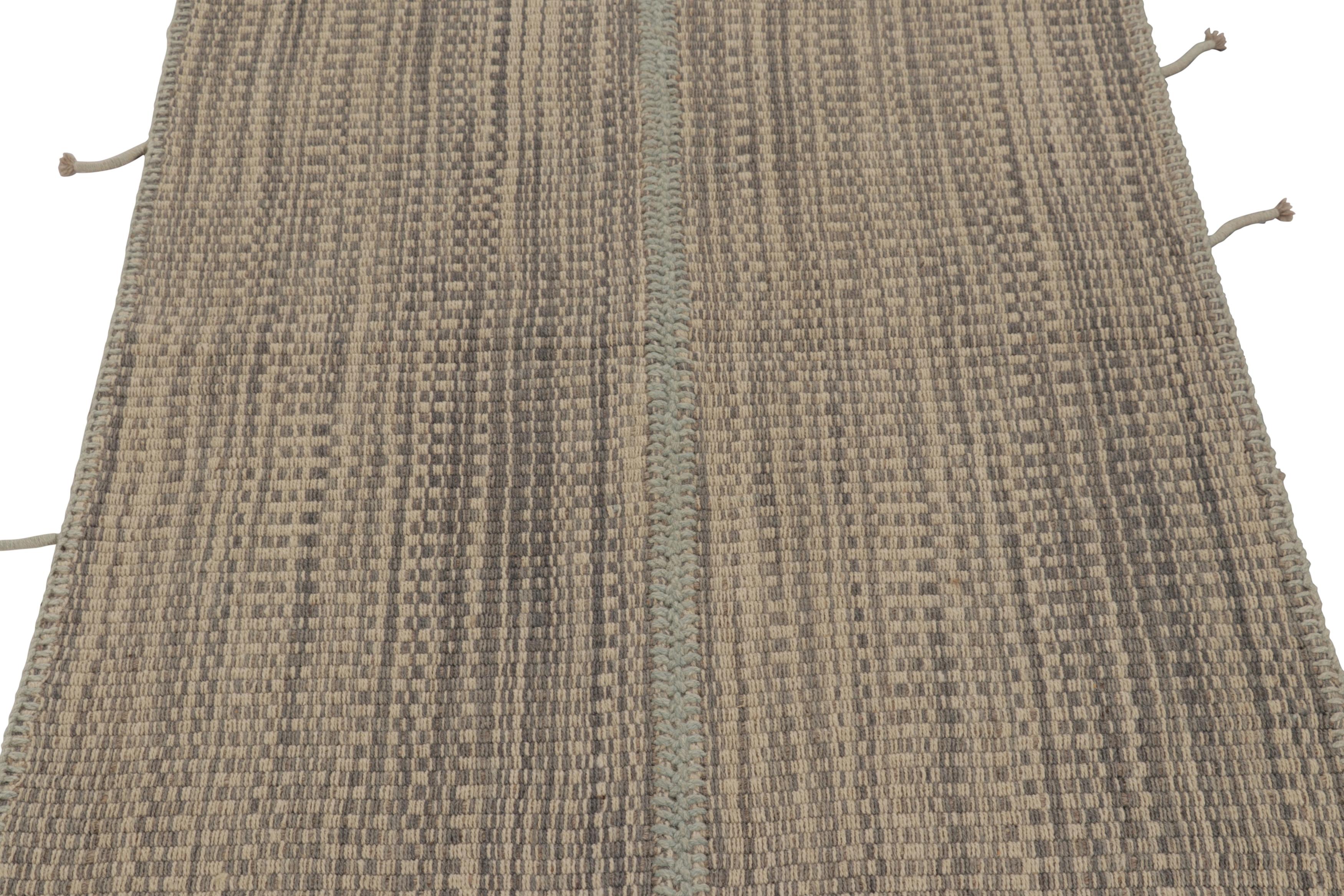 Moderno Rug & Kilim è un kilim d'accento, a strisce beige e grigie con accenti blu. in vendita