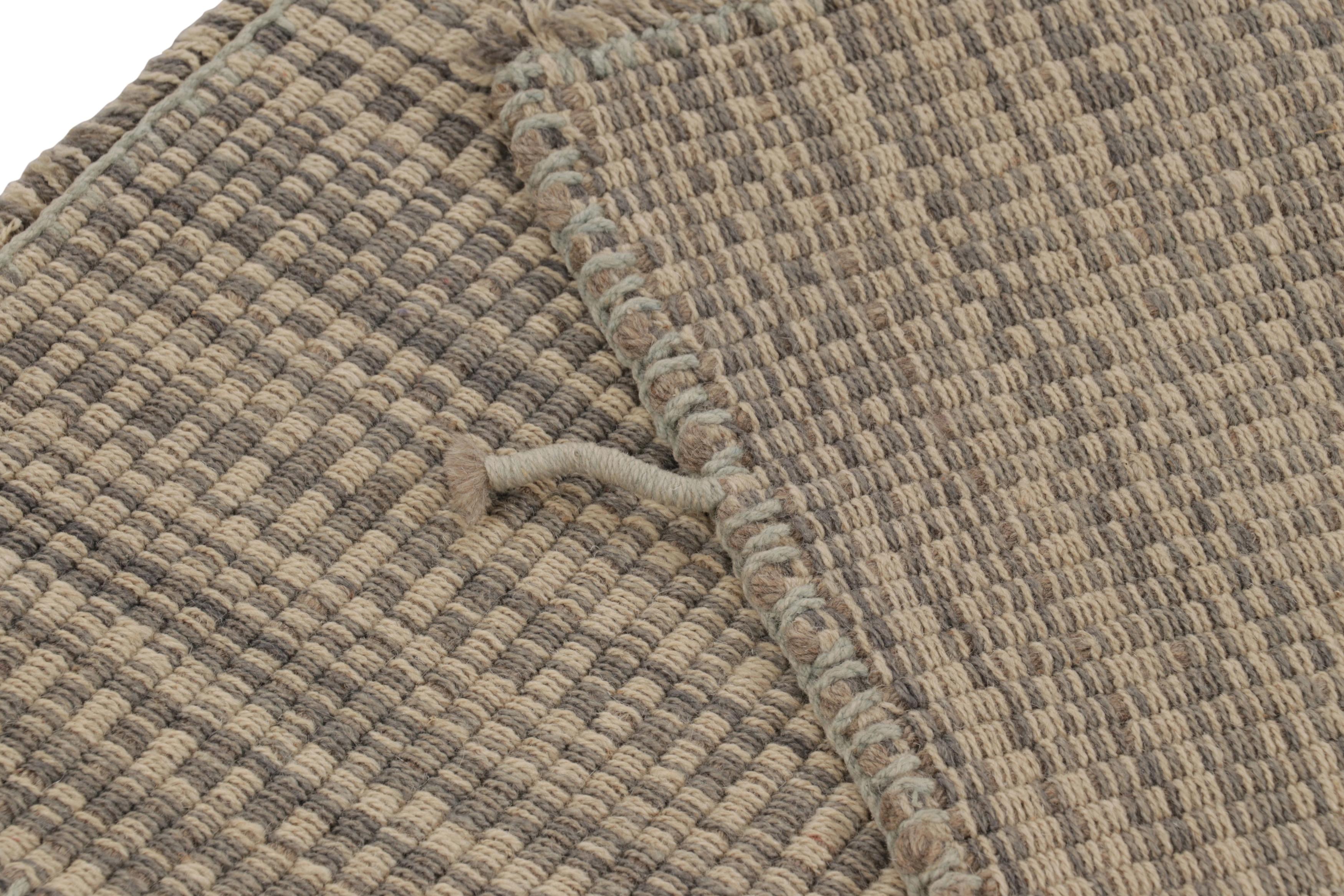 XXI secolo e contemporaneo Rug & Kilim è un kilim d'accento, a strisce beige e grigie con accenti blu. in vendita