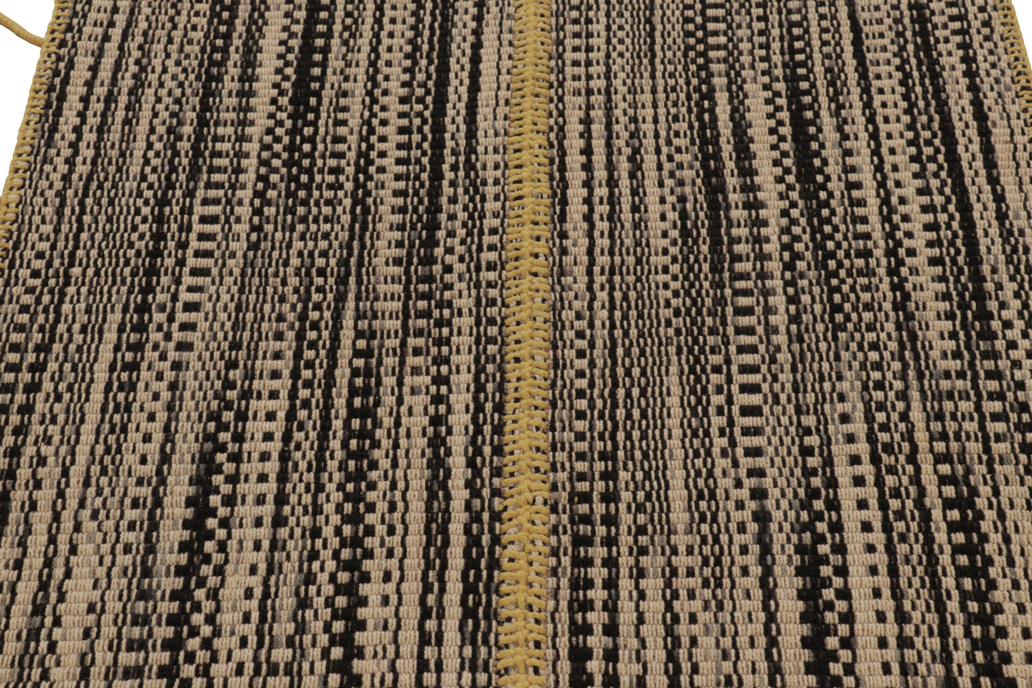  Dieser moderne 3x4-Kilim aus handgewebter Wolle stammt aus einer aufregenden neuen Flachgewebekollektion von Rug & Kilim, die nach Maß gefertigt wird. 

Über das Design:
