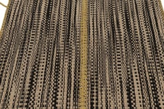 Rug & Kilim è un kilim d'accento, a strisce testuali beige-nere con accenti gialli