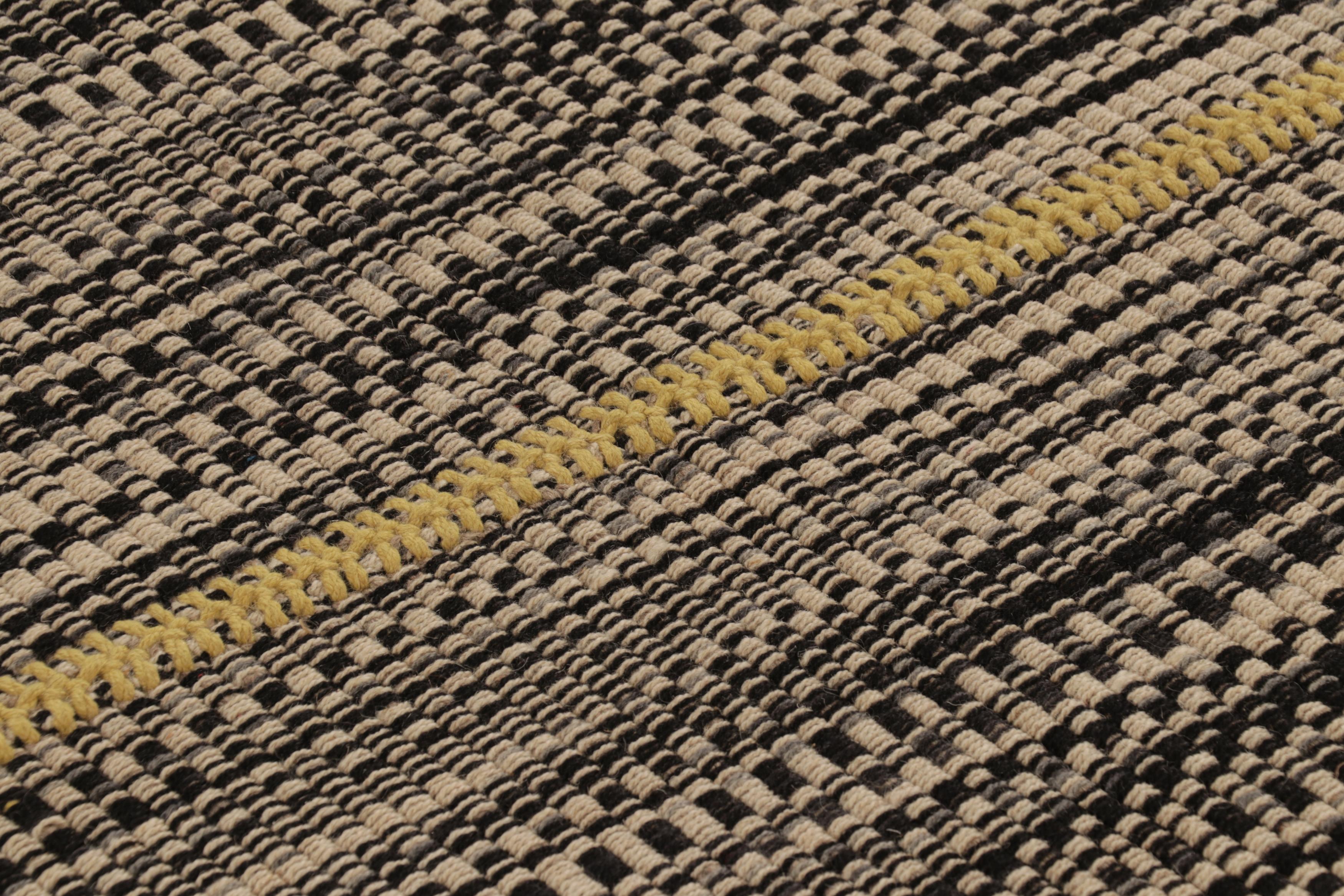 Rug & Kilim's Akzent-Kilim, Beige-Schwarzer Strukturstreifen mit gelben Akzenten (Moderne) im Angebot