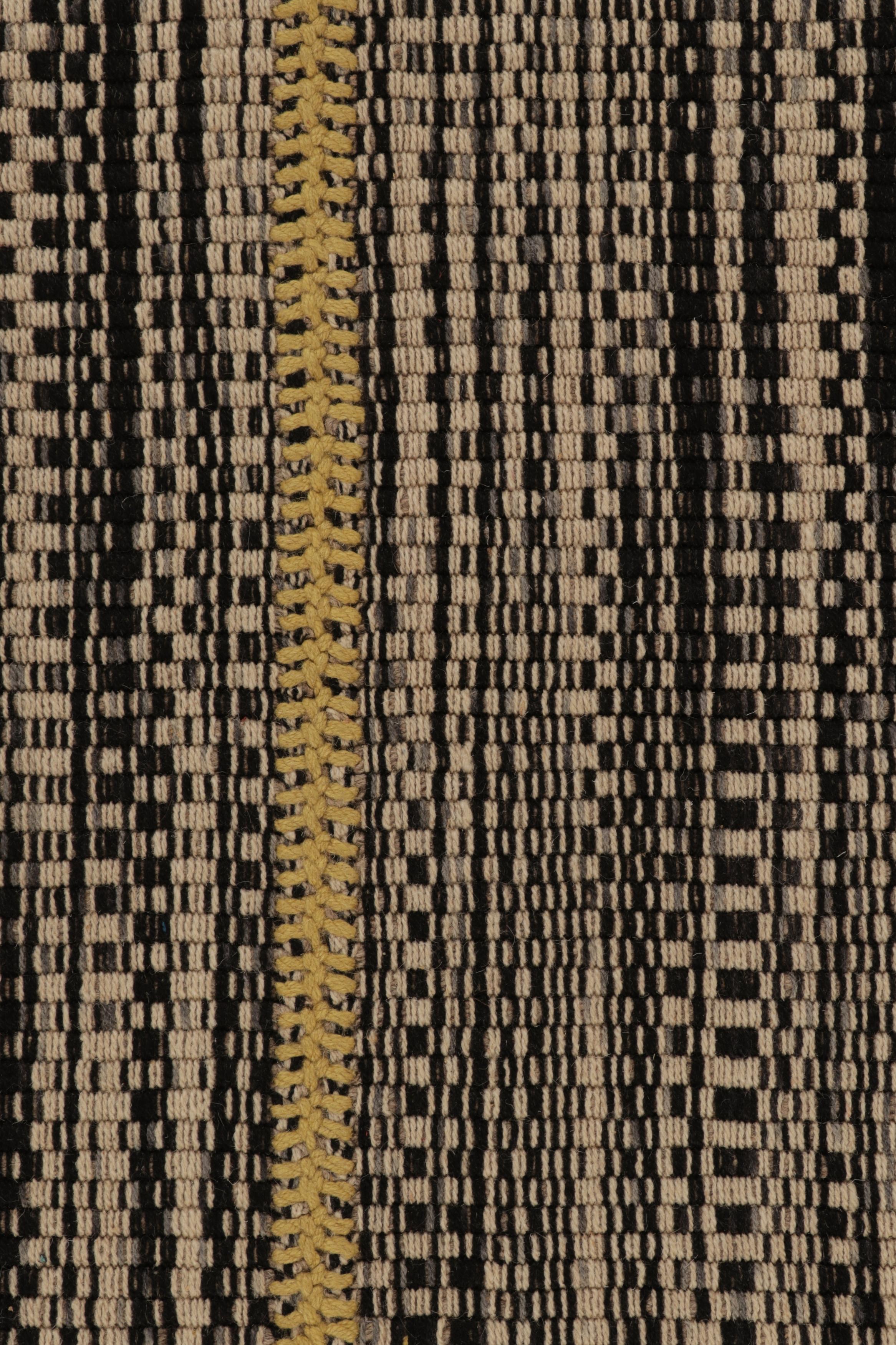 Rug & Kilim's Akzent-Kilim, Beige-Schwarzer Strukturstreifen mit gelben Akzenten (Afghanisch) im Angebot
