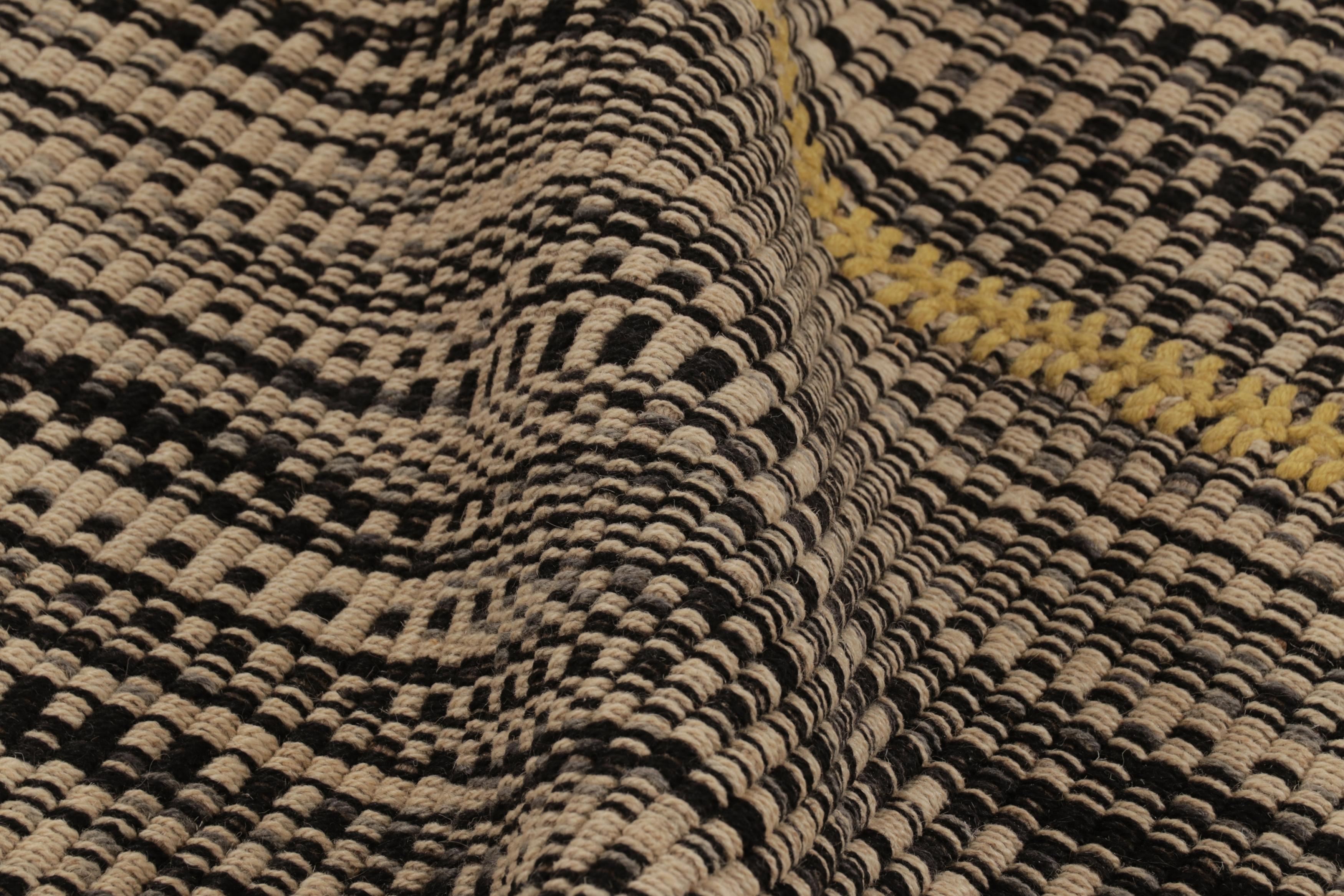 Rug & Kilim's Akzent-Kilim, Beige-Schwarzer Strukturstreifen mit gelben Akzenten (Handgeknüpft) im Angebot