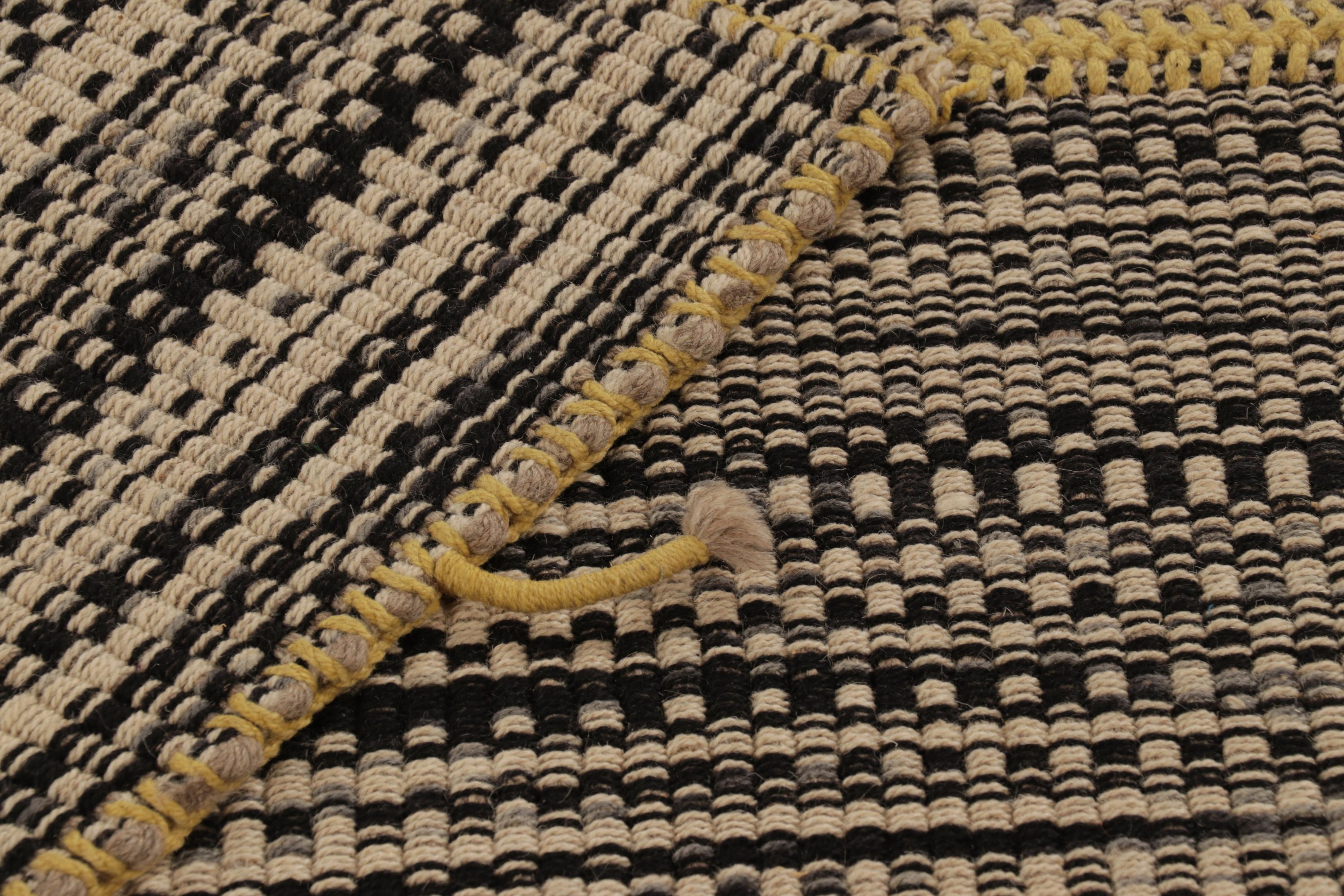 Rug & Kilim's Akzent-Kilim, Beige-Schwarzer Strukturstreifen mit gelben Akzenten im Zustand „Neu“ im Angebot in Long Island City, NY