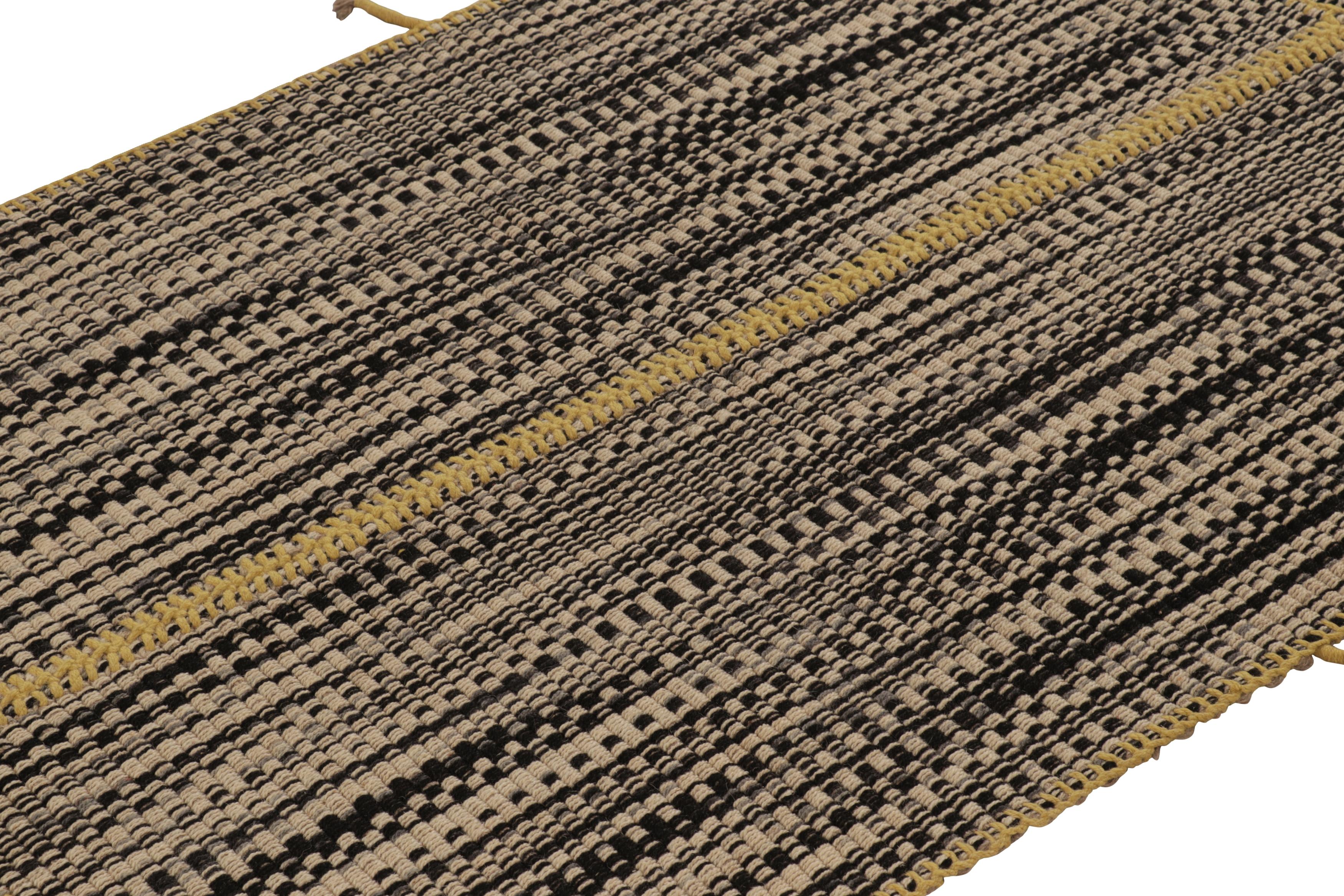 Rug & Kilim's Akzent-Kilim, Beige-Schwarzer Strukturstreifen mit gelben Akzenten (21. Jahrhundert und zeitgenössisch) im Angebot
