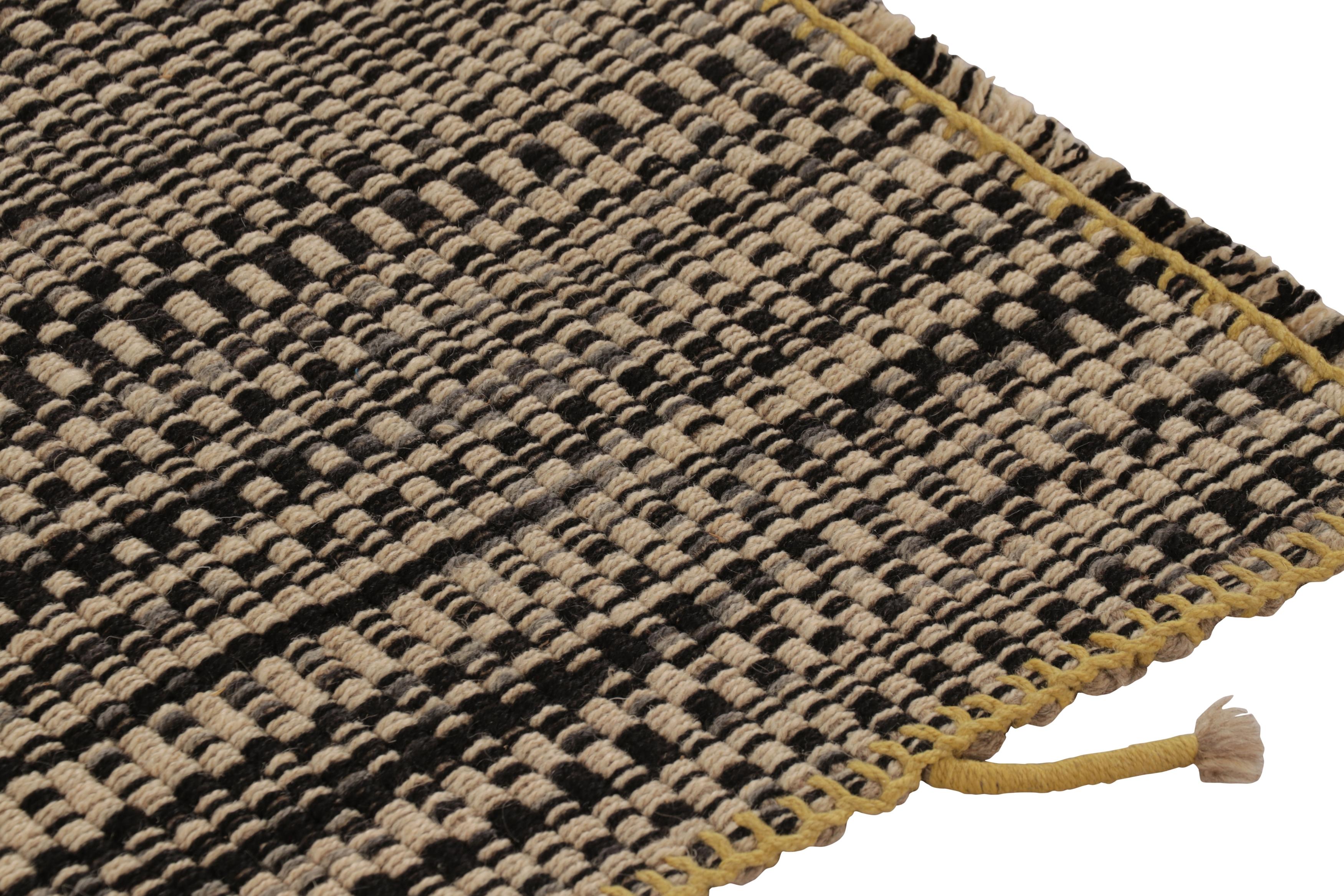 Rug & Kilim's Akzent-Kilim, Beige-Schwarzer Strukturstreifen mit gelben Akzenten (Wolle) im Angebot