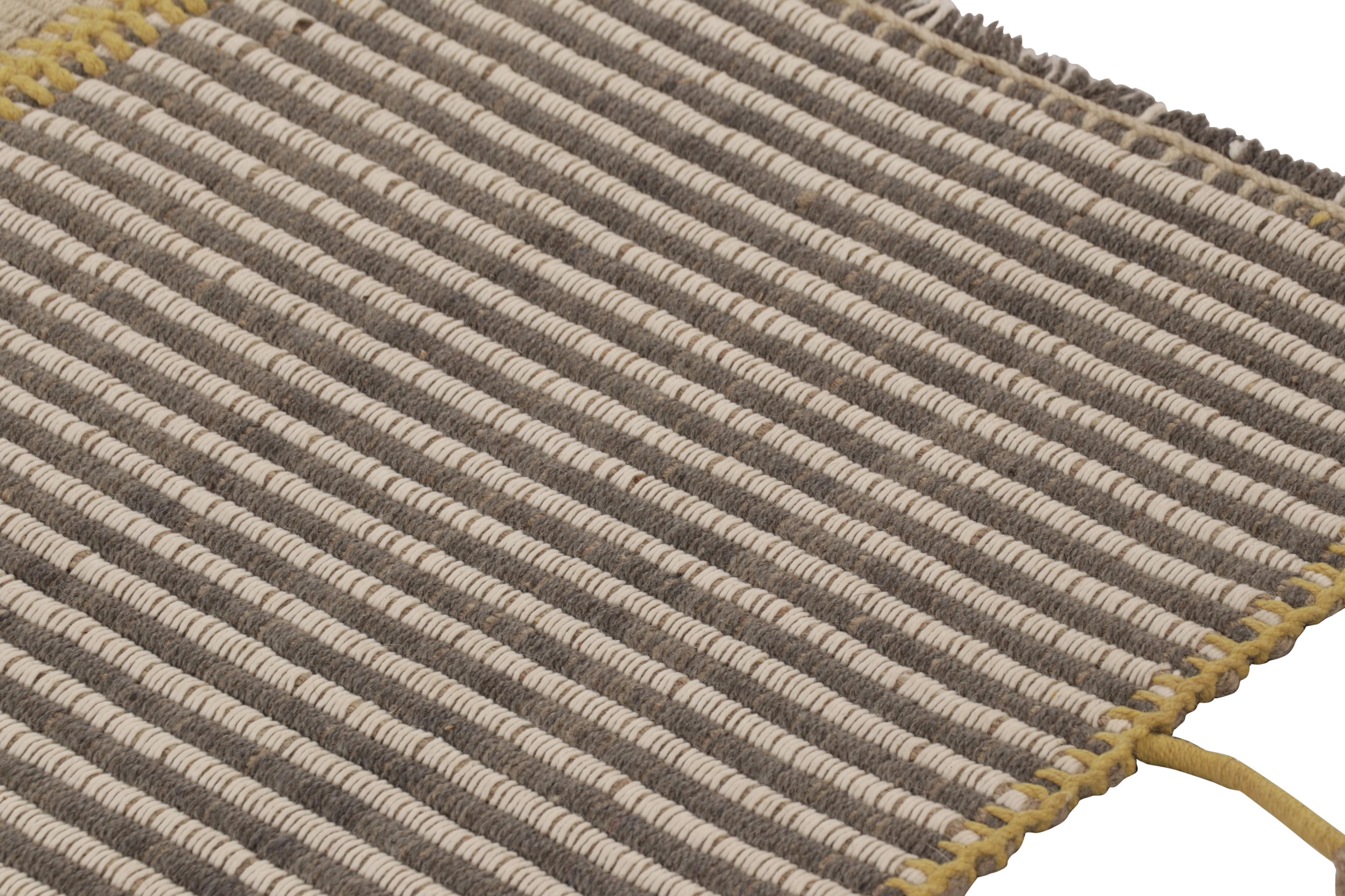 Tessuto a mano in lana, questo Kilim contemporaneo 4x5 fa parte di una nuova ed entusiasmante collezione di Rug & Kilim a tessitura piatta e personalizzabile.
Sul design:
