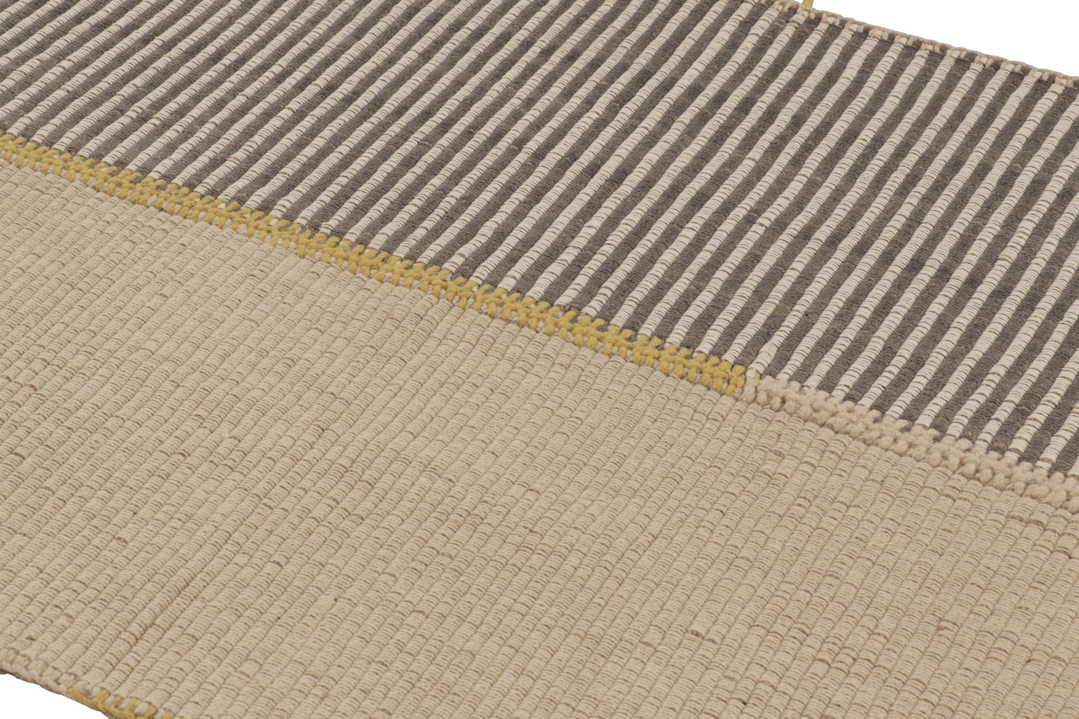 Moderno Rug & Kilim è un kilim d'accento, a strisce beige-grigio con accenti gialli. in vendita