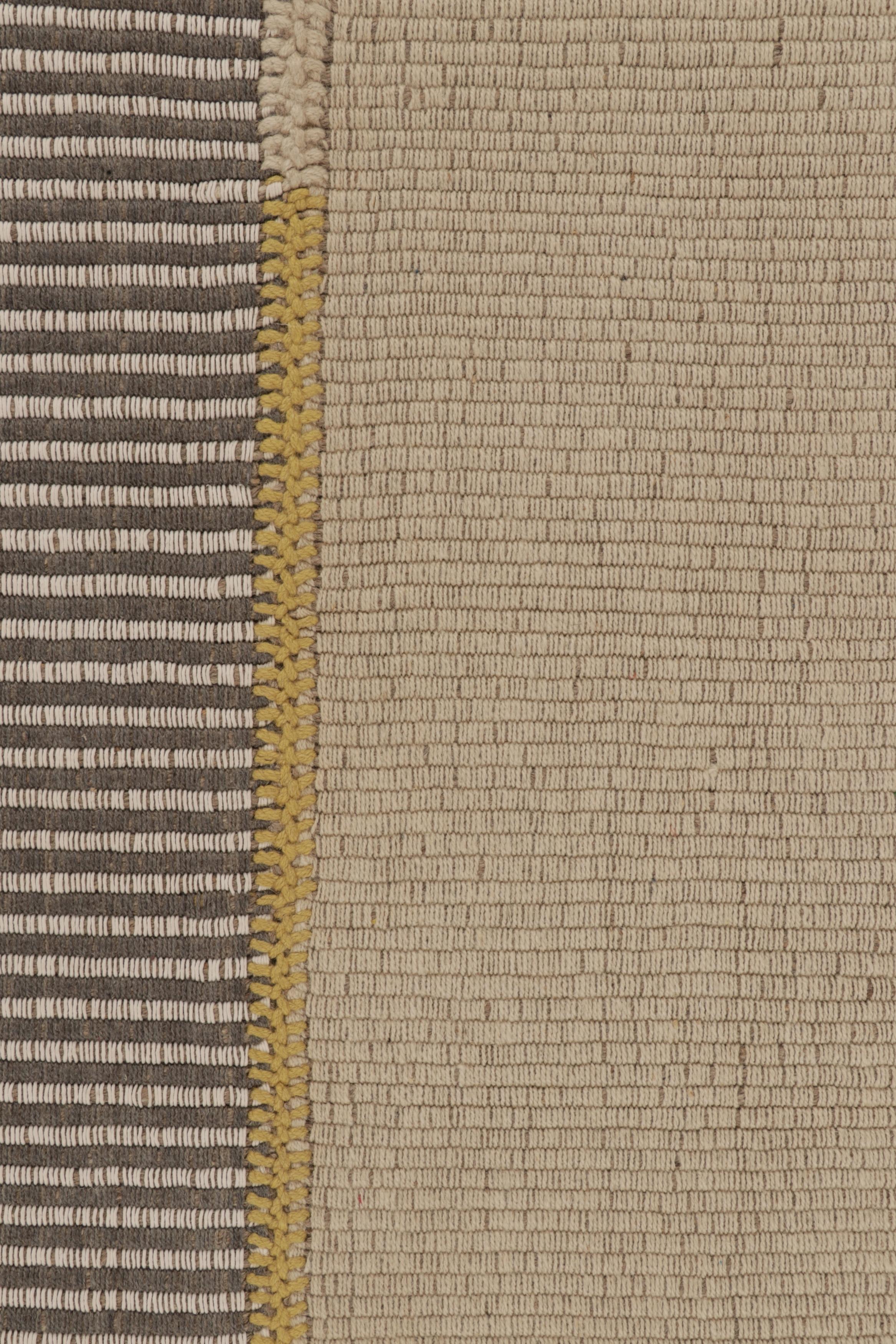 Afghano Rug & Kilim è un kilim d'accento, a strisce beige-grigio con accenti gialli. in vendita