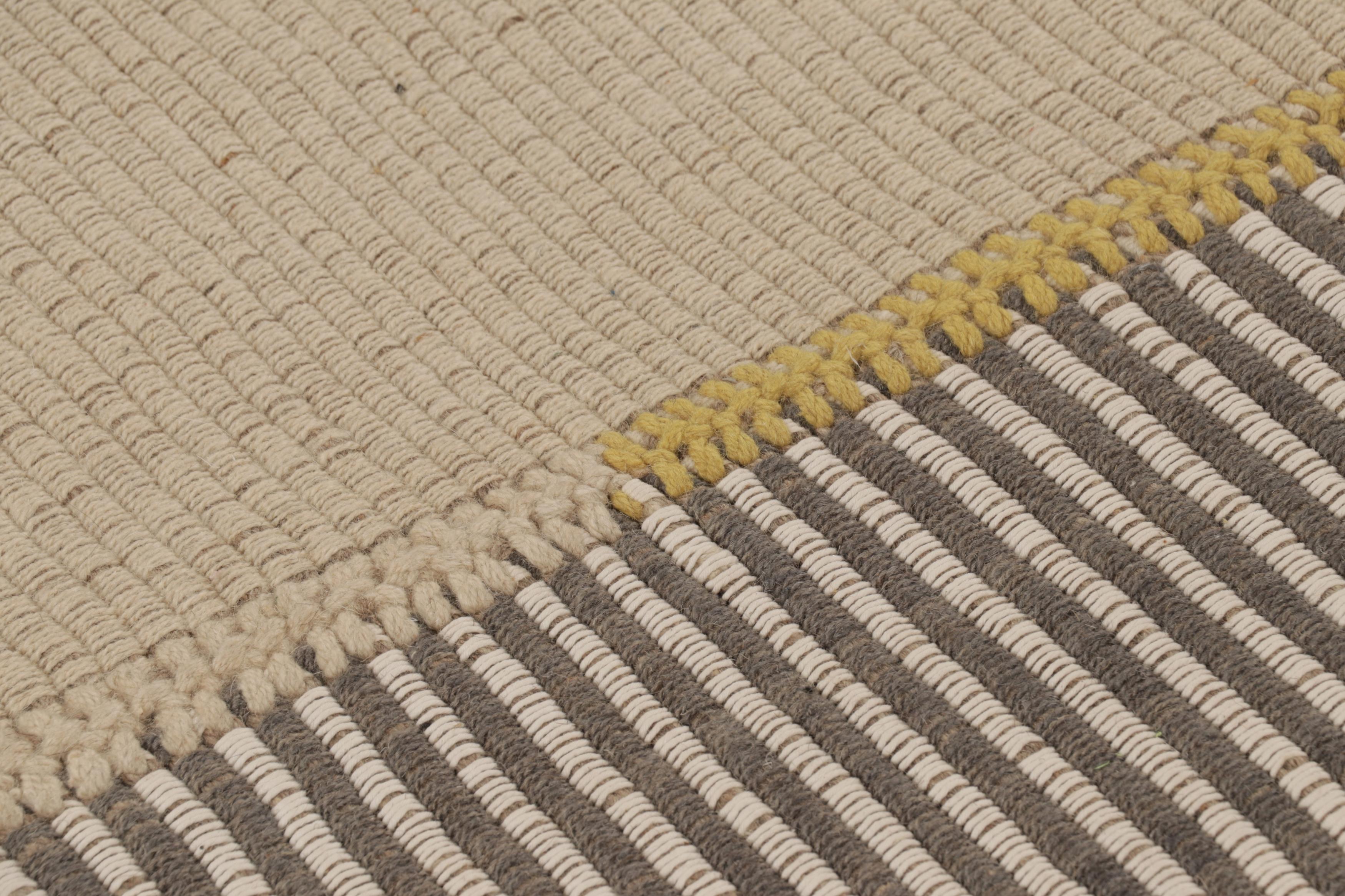 Annodato a mano Rug & Kilim è un kilim d'accento, a strisce beige-grigio con accenti gialli. in vendita