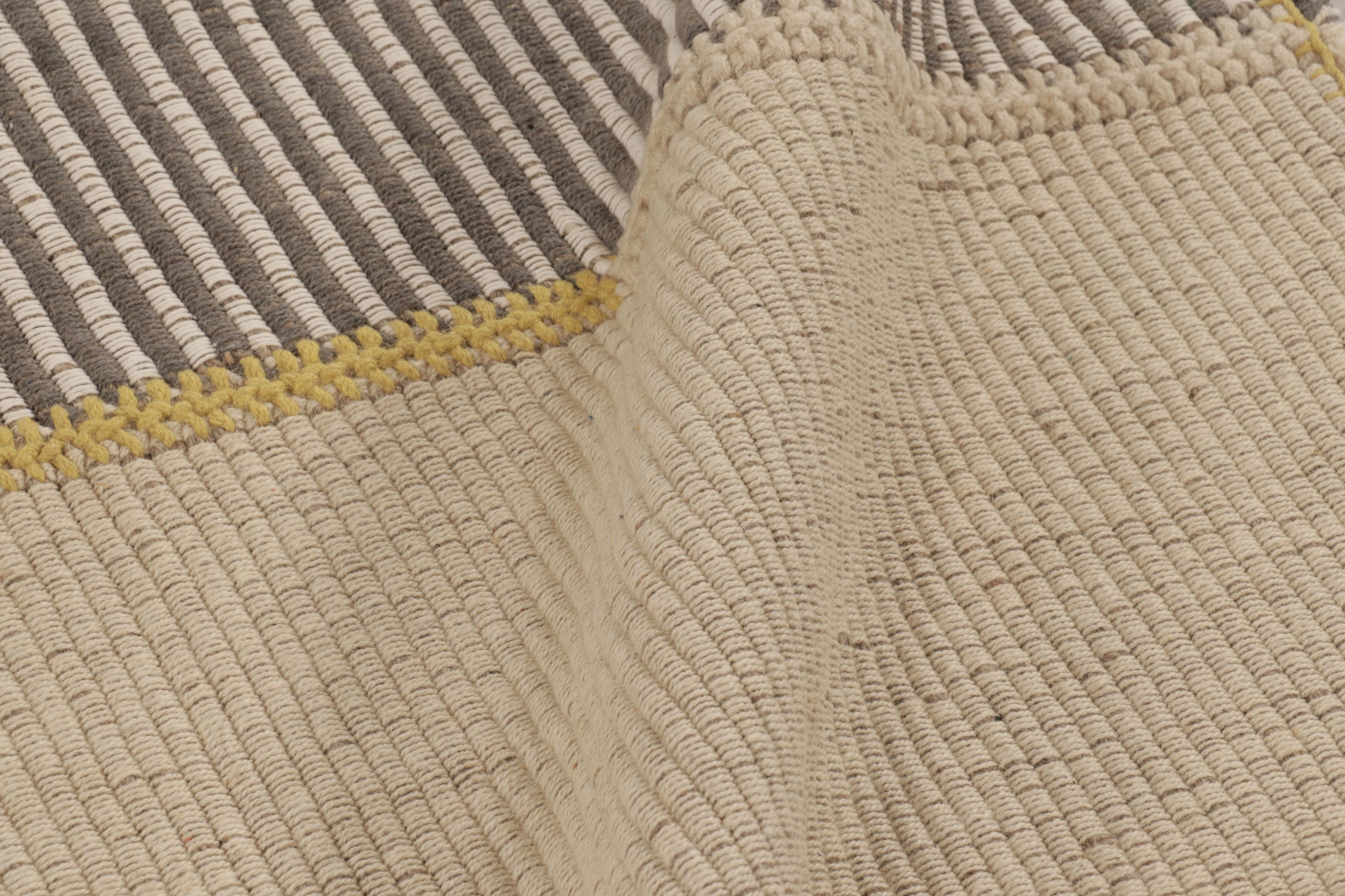 Rug & Kilim è un kilim d'accento, a strisce beige-grigio con accenti gialli. In condizioni Nuovo in vendita a Long Island City, NY