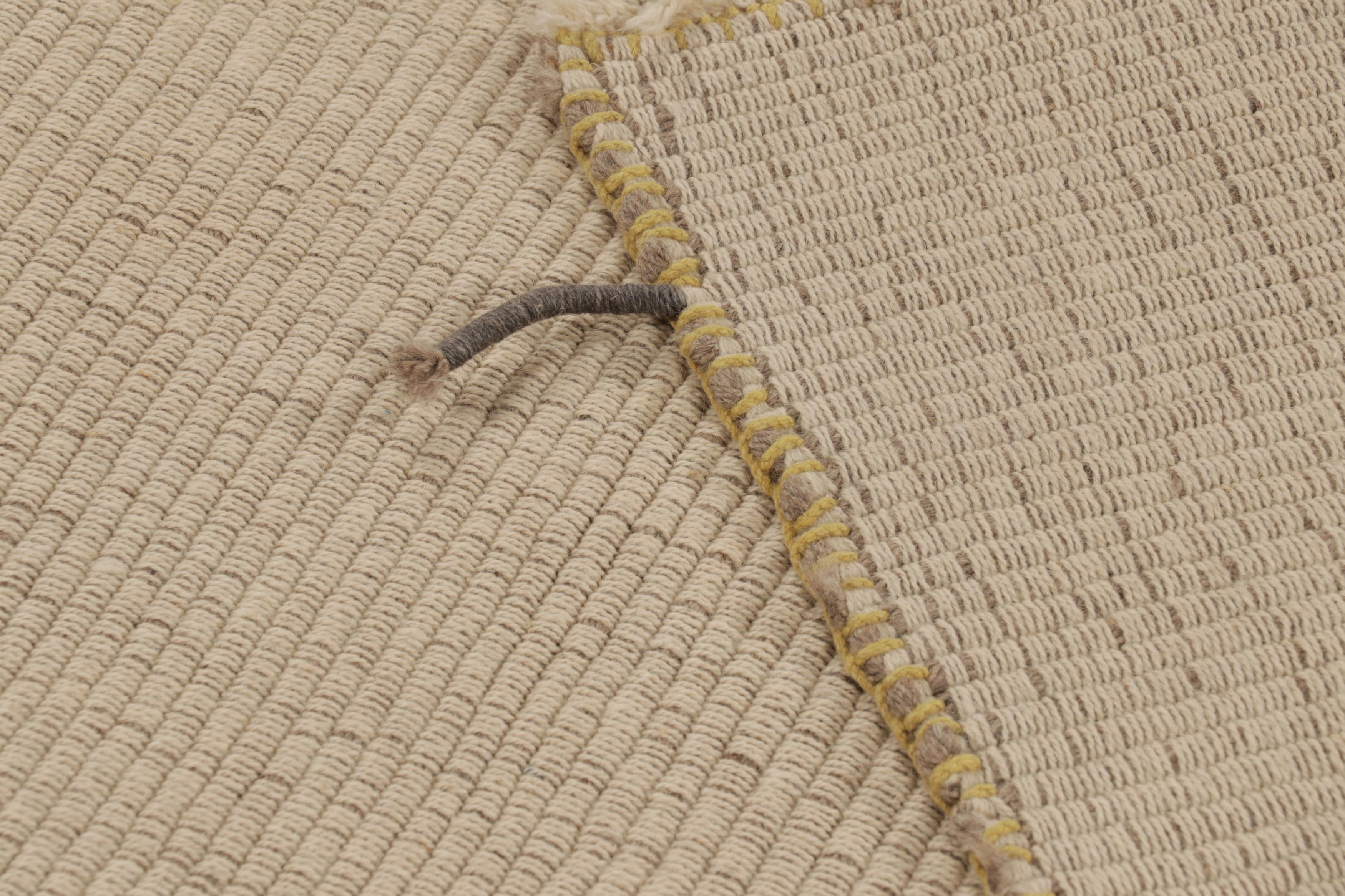 XXI secolo e contemporaneo Rug & Kilim è un kilim d'accento, a strisce beige-grigio con accenti gialli. in vendita