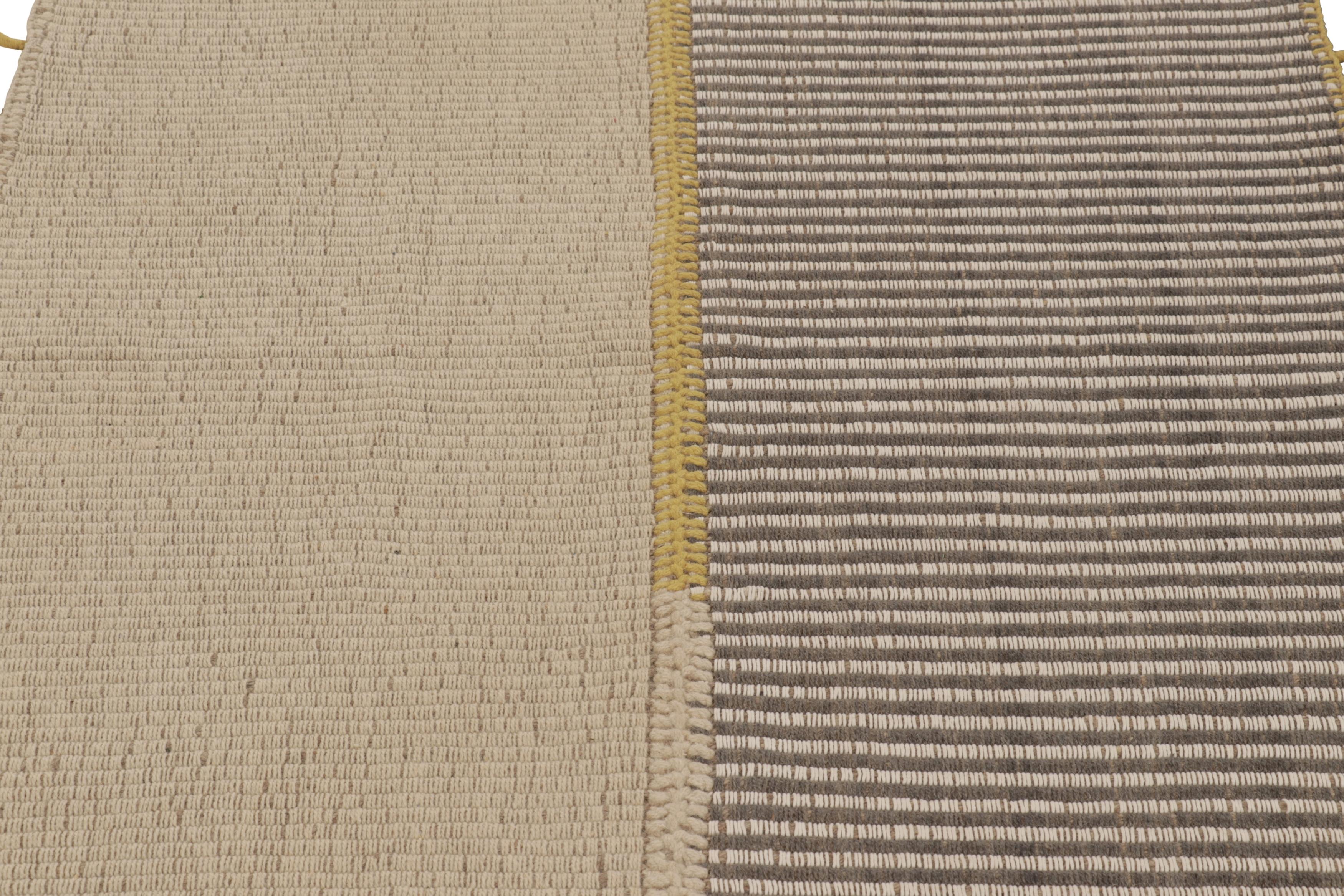 Lana Rug & Kilim è un kilim d'accento, a strisce beige-grigio con accenti gialli. in vendita