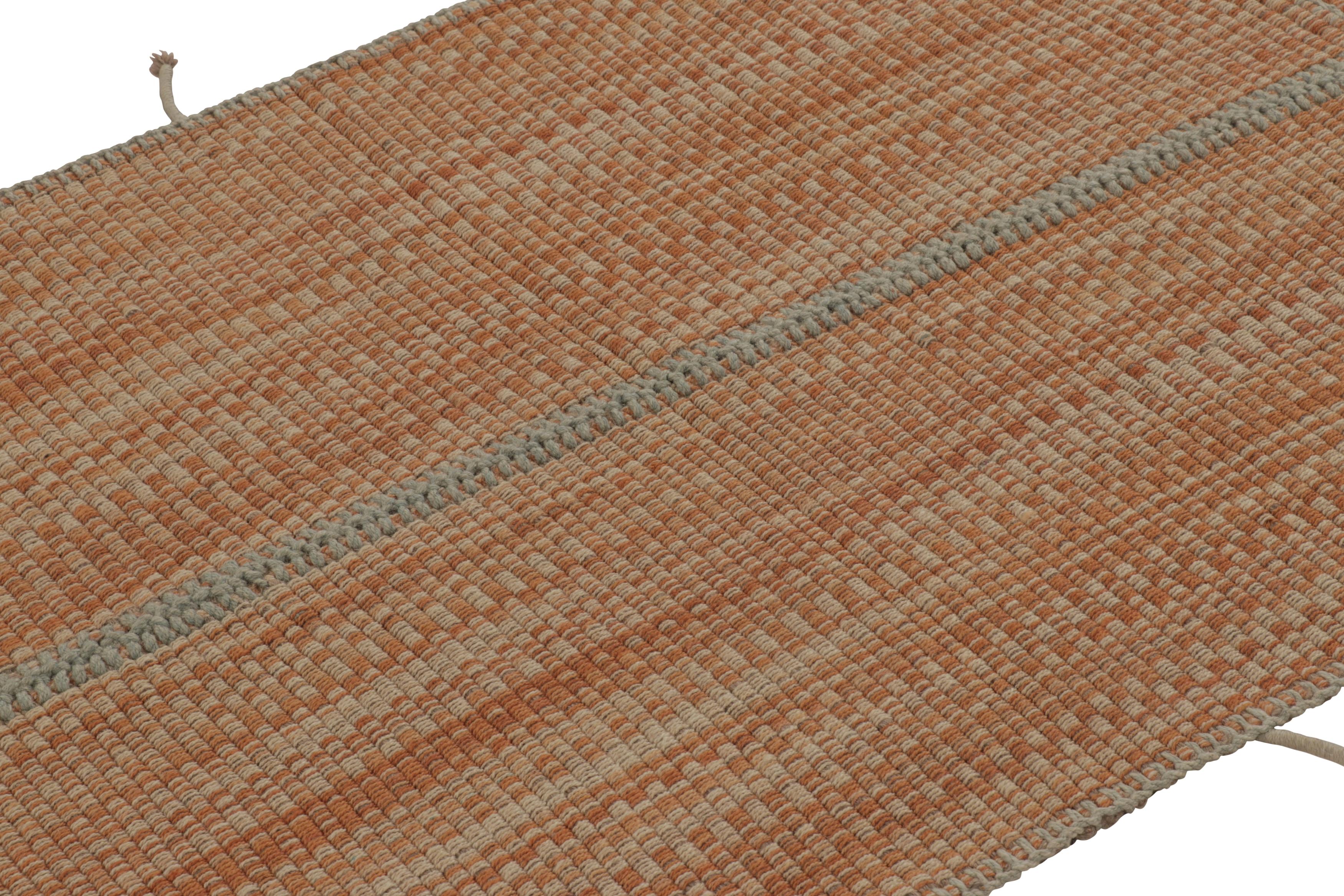 Moderno Rug & Kilim è un kilim d'accento, a strisce beige-arancione con accenti grigi in vendita