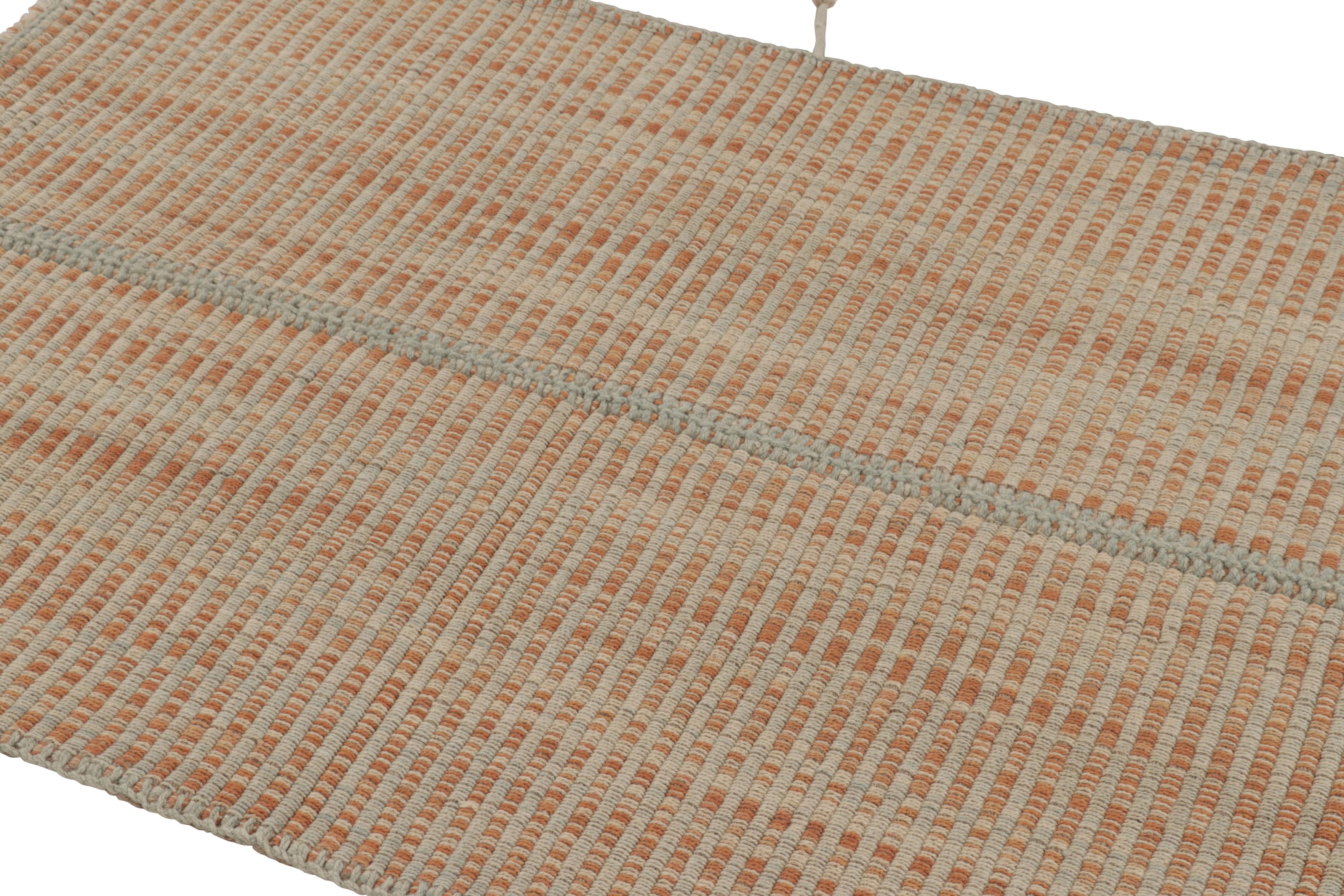 Moderno Rug & Kilim è un kilim d'accento, a strisce beige-arancio con accenti grigi in vendita