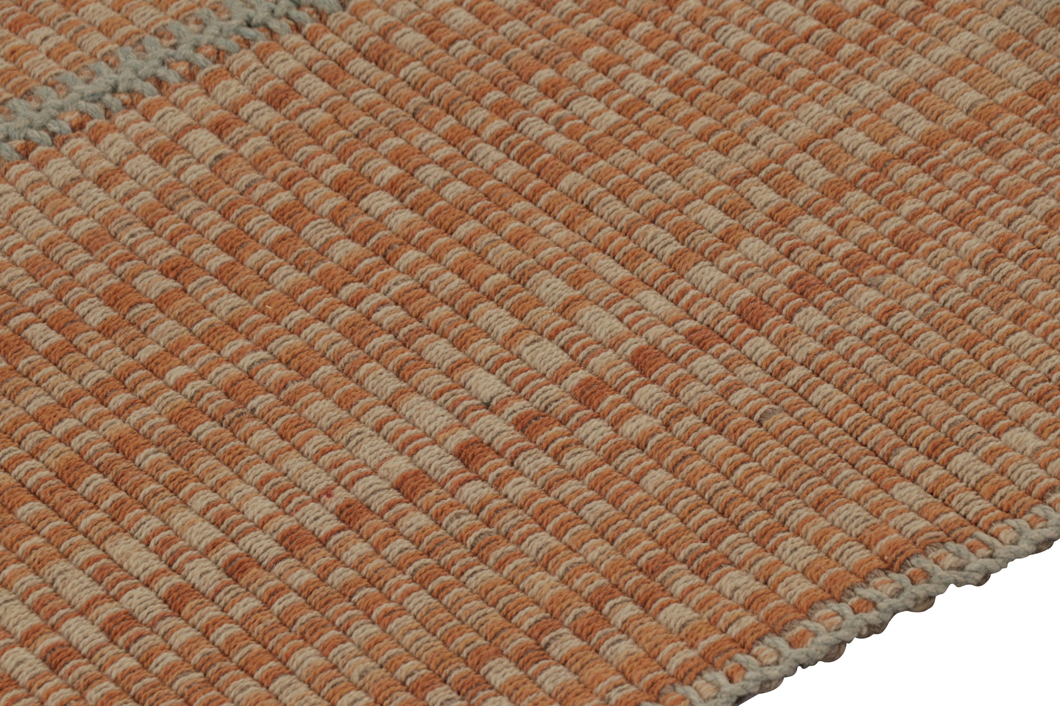 Annodato a mano Rug & Kilim è un kilim d'accento, a strisce beige-arancione con accenti grigi in vendita