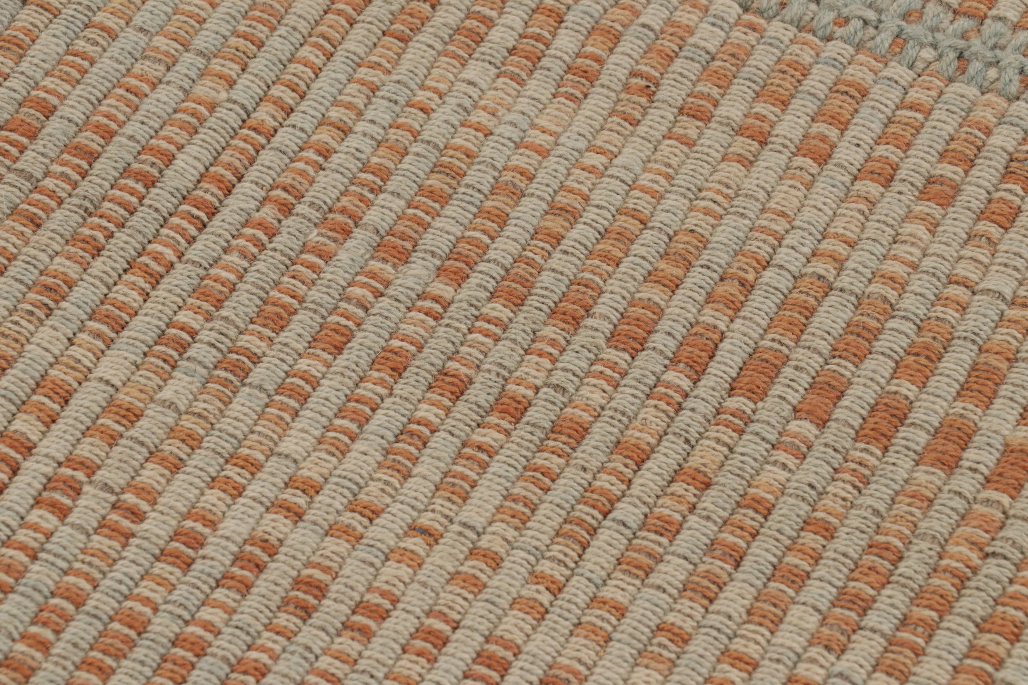 Annodato a mano Rug & Kilim è un kilim d'accento, a strisce beige-arancio con accenti grigi in vendita