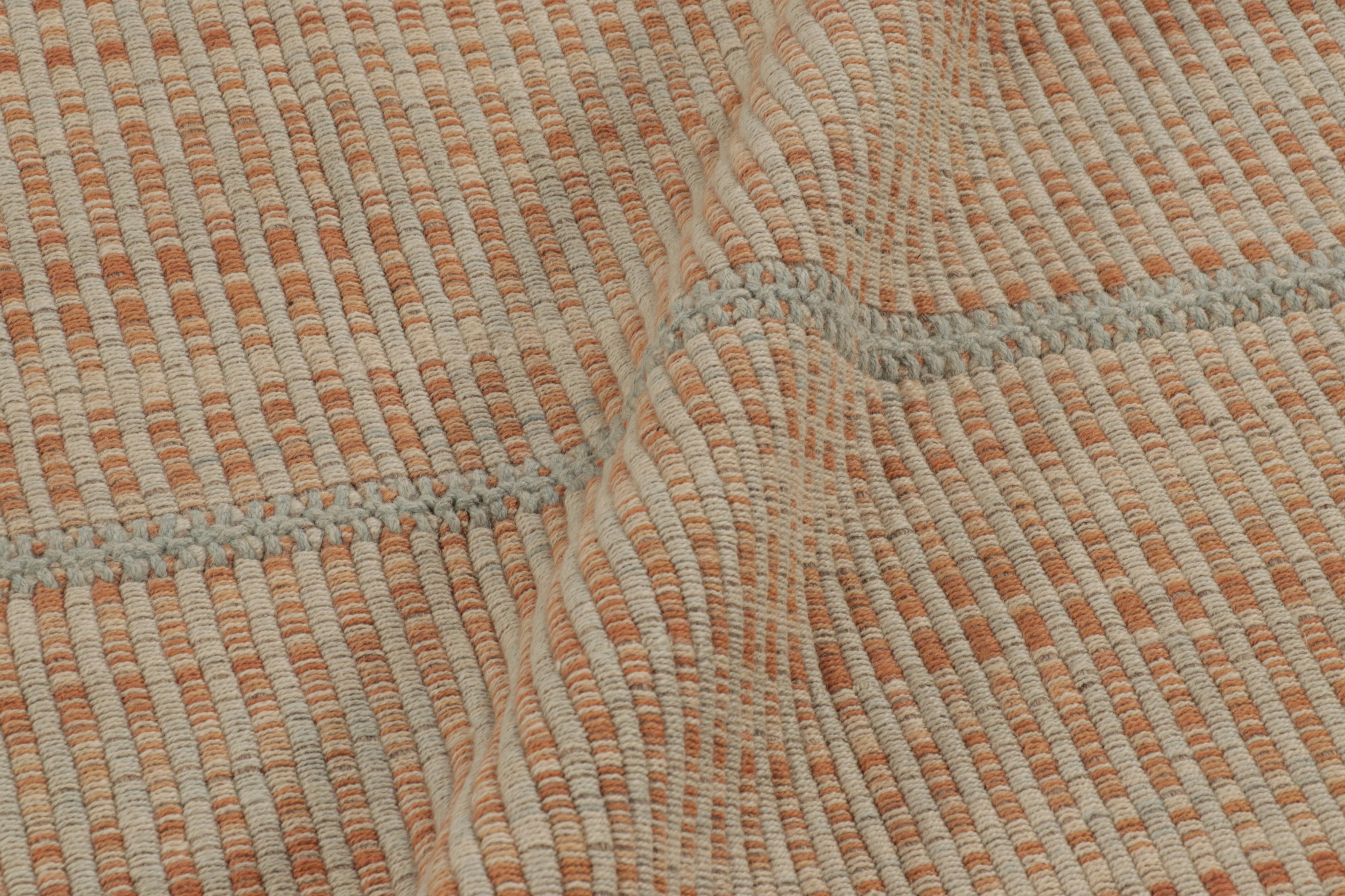 Rug & Kilim è un kilim d'accento, a strisce beige-arancio con accenti grigi In condizioni Nuovo in vendita a Long Island City, NY