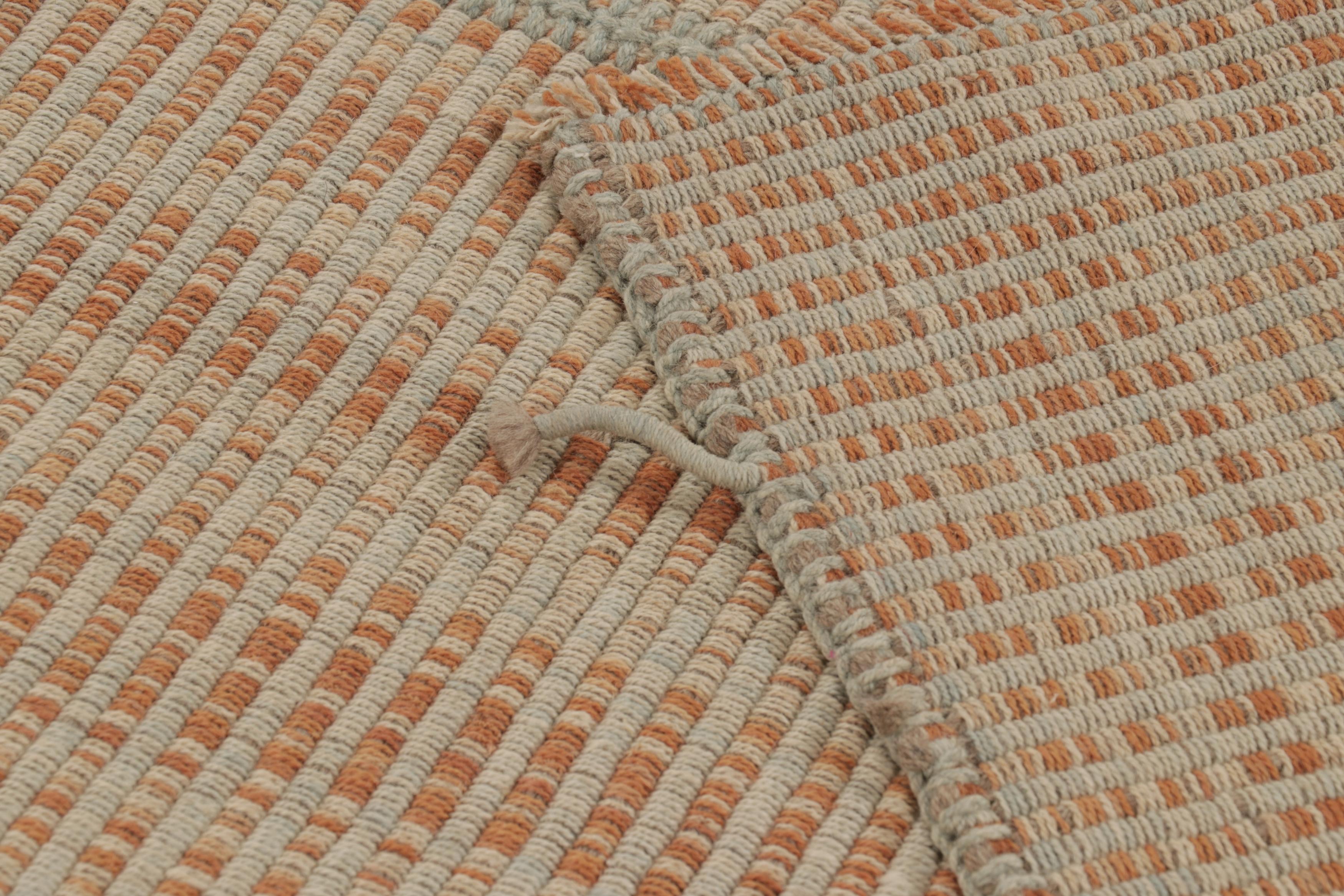 XXI secolo e contemporaneo Rug & Kilim è un kilim d'accento, a strisce beige-arancio con accenti grigi in vendita