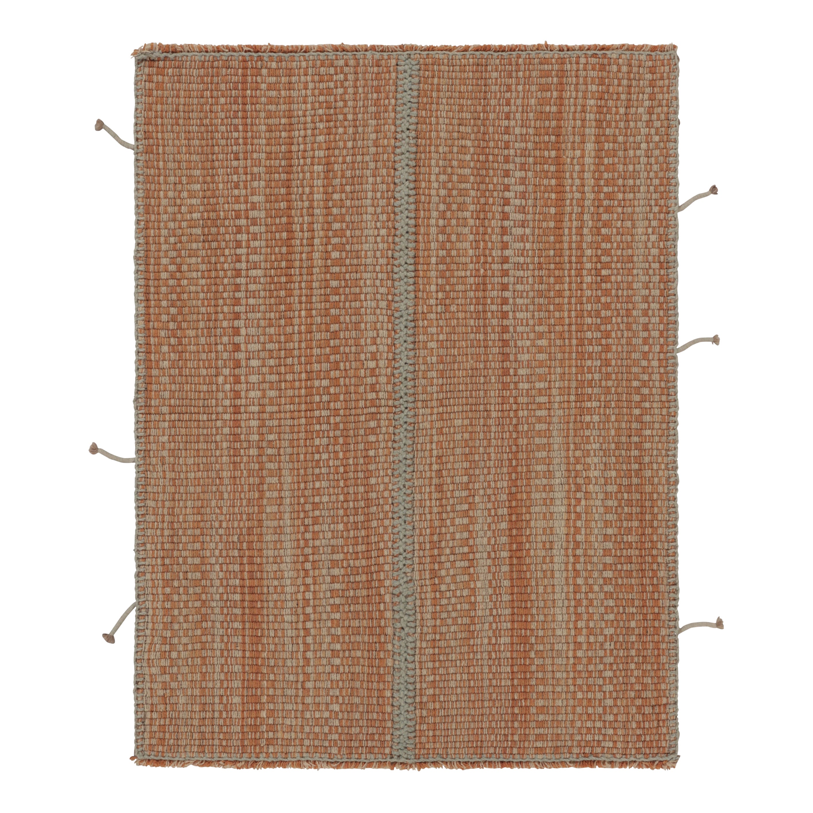 Rug & Kilim è un kilim d'accento, a strisce beige-arancione con accenti grigi